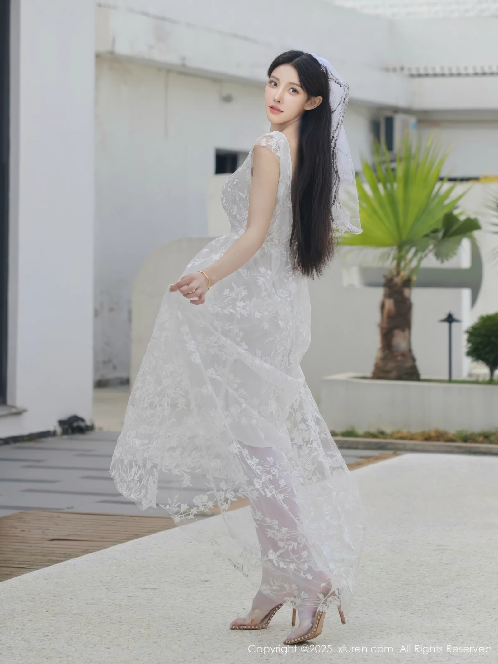 [[XiuRen秀人网]秀人网]No.10661_模特梨霜儿性感低胸白色婚纱配白色丝袜秀丰腴身材完美诱惑写真82P