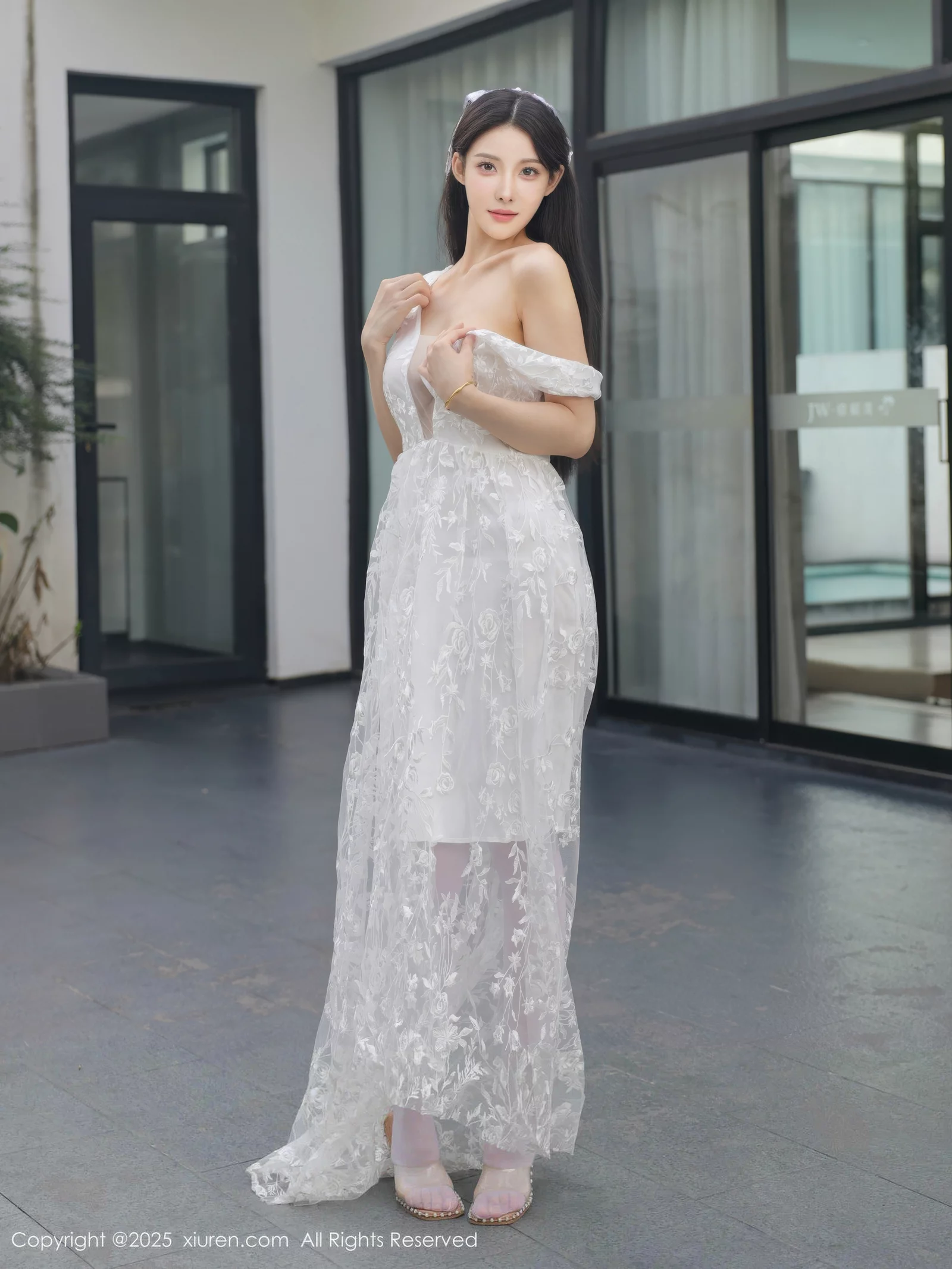 [[XiuRen秀人网]秀人网]No.10661_模特梨霜儿性感低胸白色婚纱配白色丝袜秀丰腴身材完美诱惑写真82P