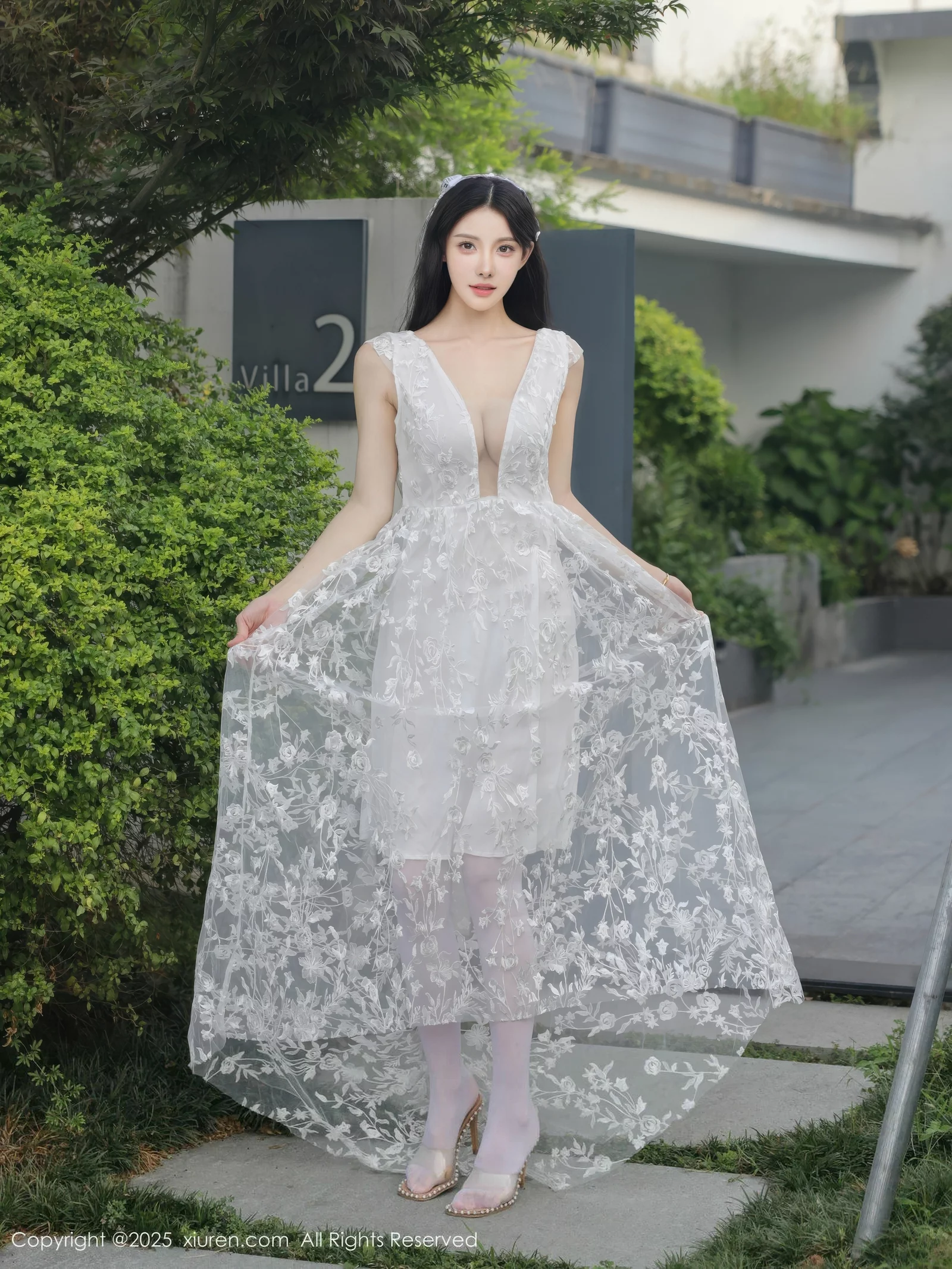 [[XiuRen秀人网]秀人网]No.10661_模特梨霜儿性感低胸白色婚纱配白色丝袜秀丰腴身材完美诱惑写真82P