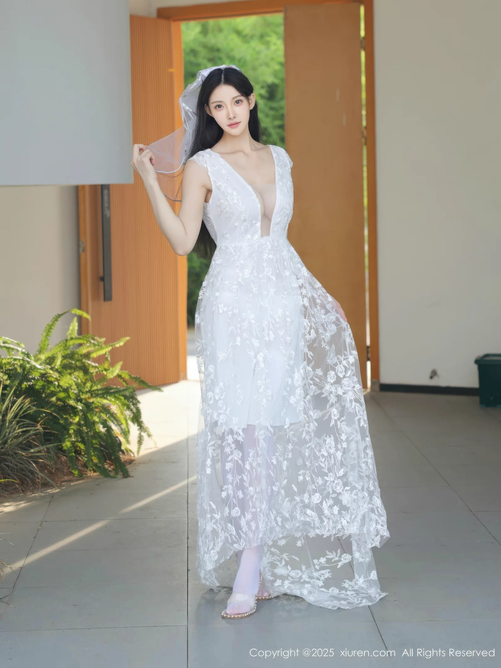 [[XiuRen秀人网]秀人网]No.10661_模特梨霜儿性感低胸白色婚纱配白色丝袜秀丰腴身材完美诱惑写真82P