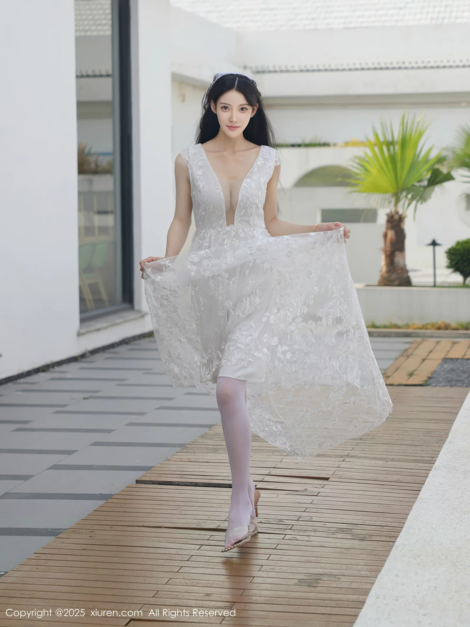 [[XiuRen秀人网]秀人网]No.10661_模特梨霜儿性感低胸白色婚纱配白色丝袜秀丰腴身材完美诱惑写真82P