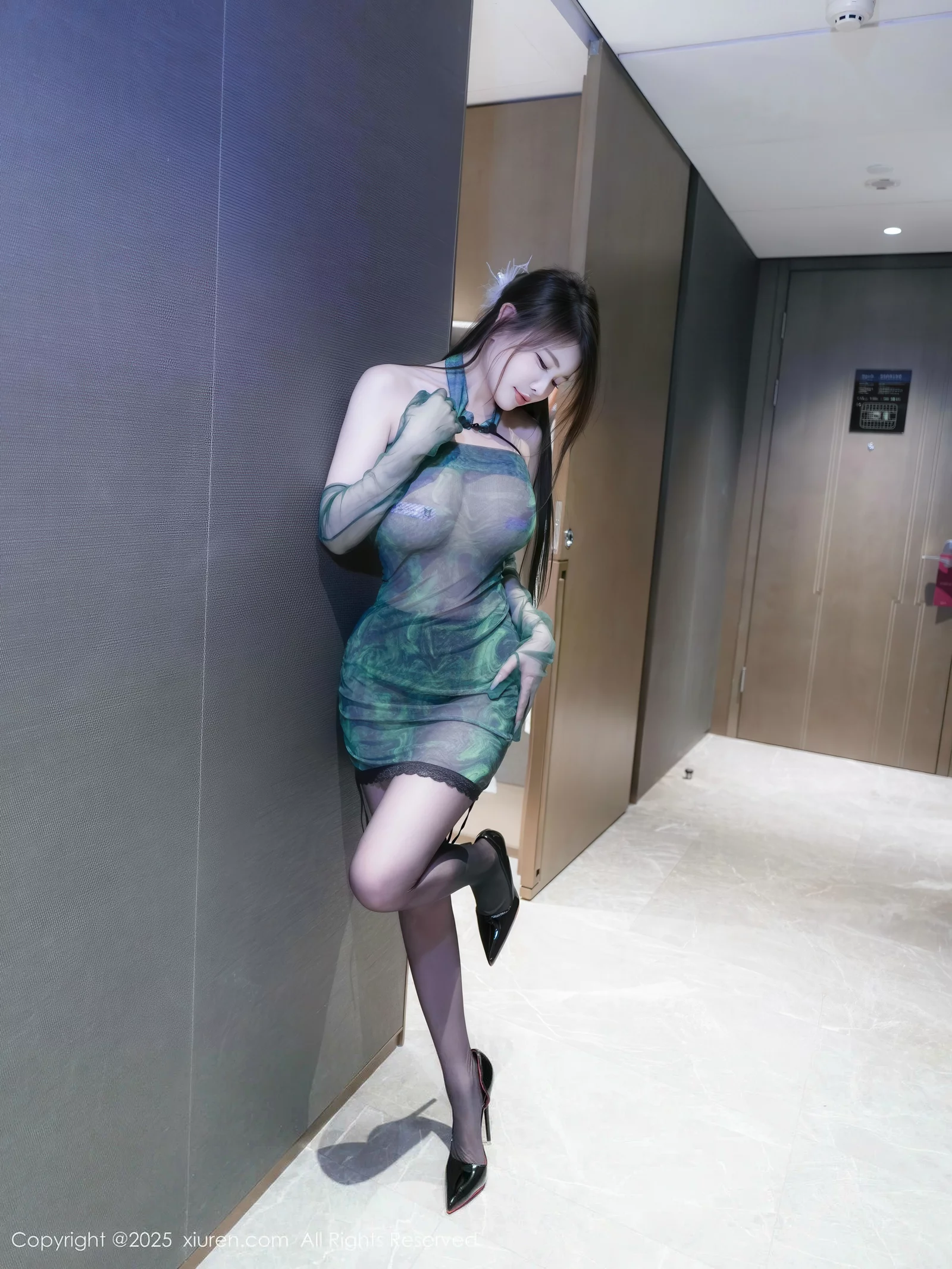 [[XiuRen秀人网]秀人网]No.10660_模特甜妮性感绿色薄透连衣短裙配超薄黑丝秀丰腴身姿诱惑写真52P