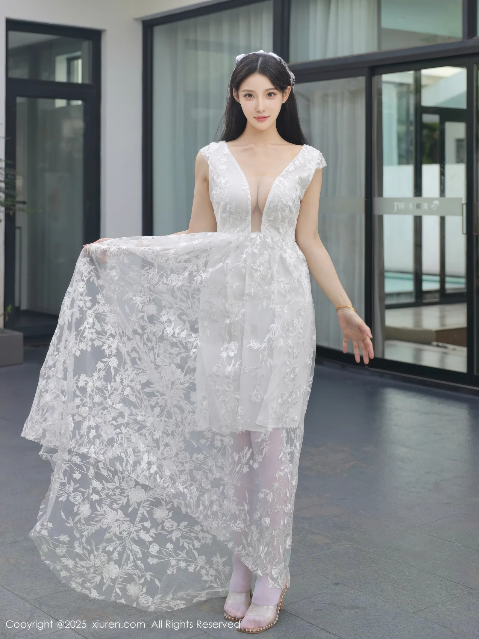 [[XiuRen秀人网]秀人网]No.10661_模特梨霜儿性感低胸白色婚纱配白色丝袜秀丰腴身材完美诱惑写真82P