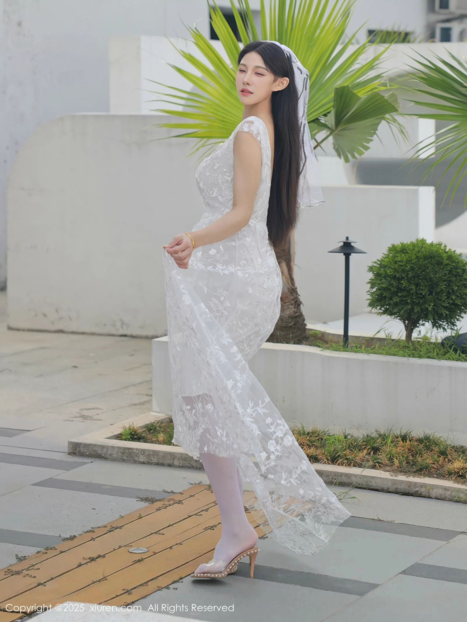 [[XiuRen秀人网]秀人网]No.10661_模特梨霜儿性感低胸白色婚纱配白色丝袜秀丰腴身材完美诱惑写真82P