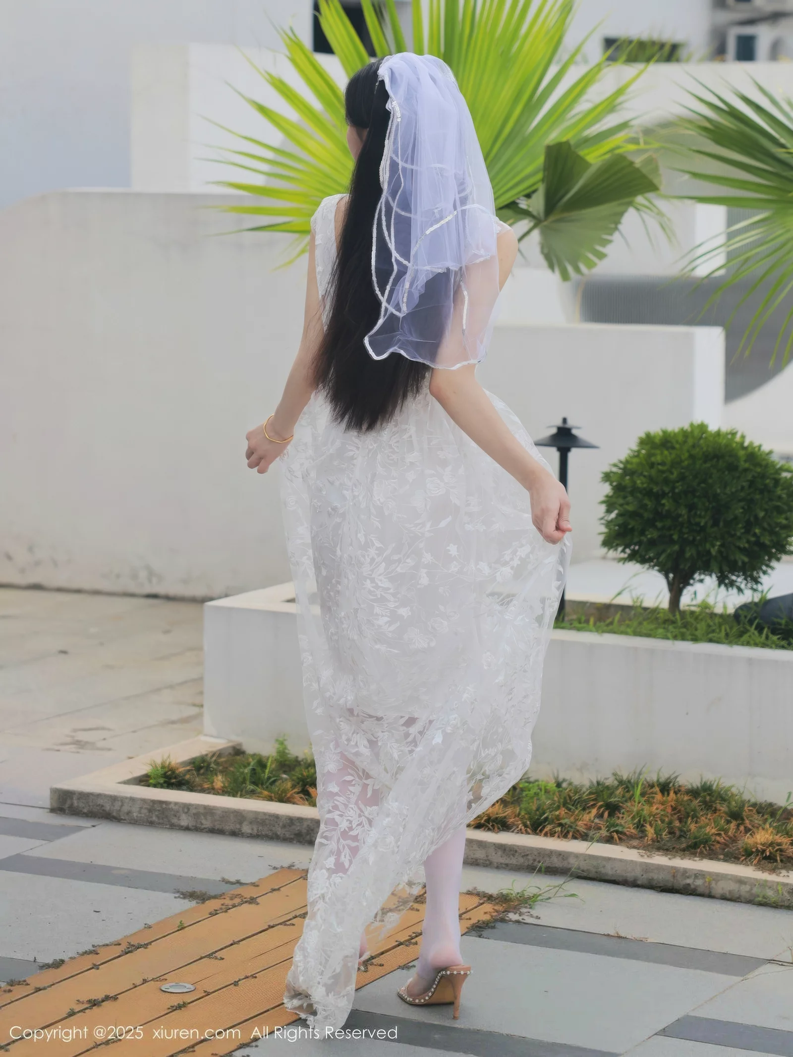 [[XiuRen秀人网]秀人网]No.10661_模特梨霜儿性感低胸白色婚纱配白色丝袜秀丰腴身材完美诱惑写真82P