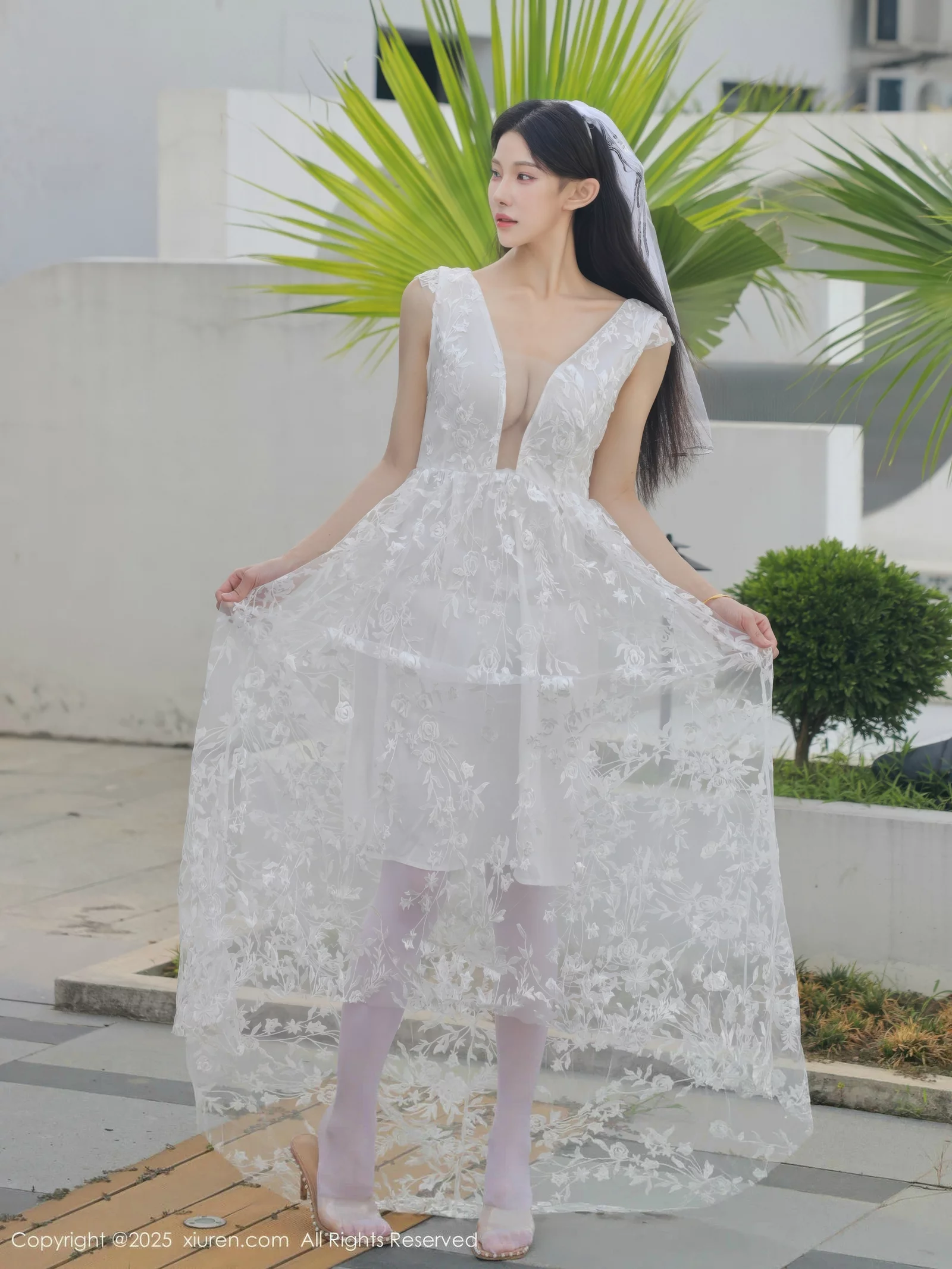 [[XiuRen秀人网]秀人网]No.10661_模特梨霜儿性感低胸白色婚纱配白色丝袜秀丰腴身材完美诱惑写真82P