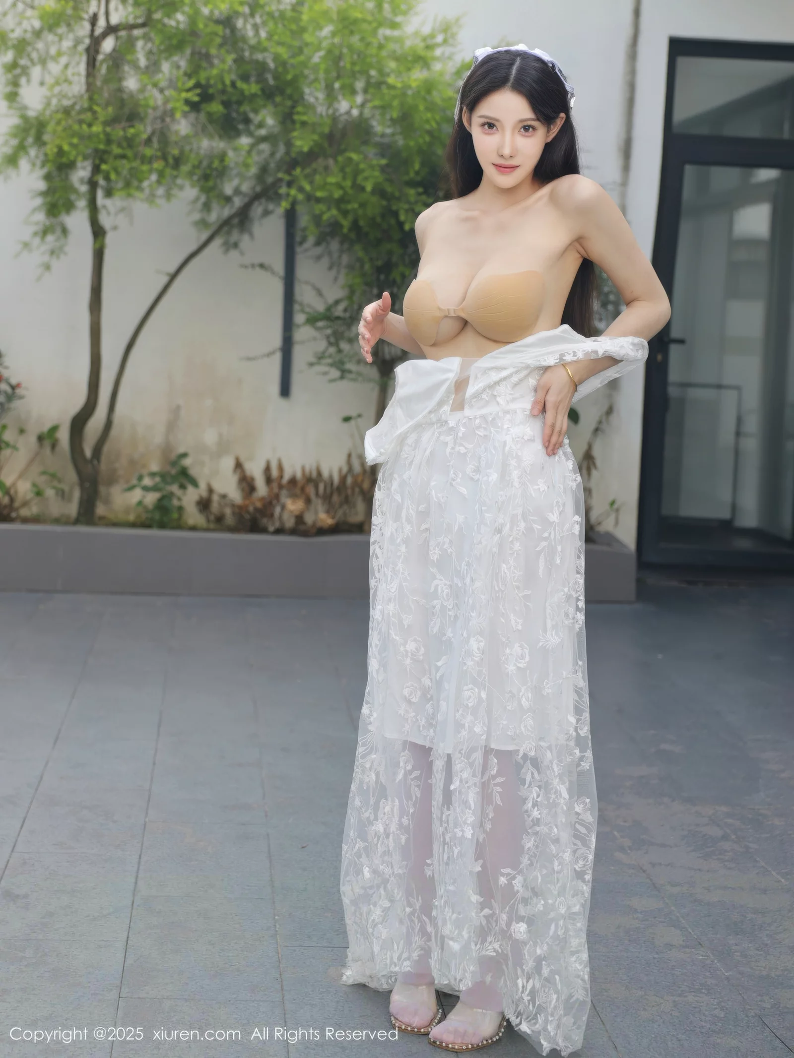 [[XiuRen秀人网]秀人网]No.10661_模特梨霜儿性感低胸白色婚纱配白色丝袜秀丰腴身材完美诱惑写真82P