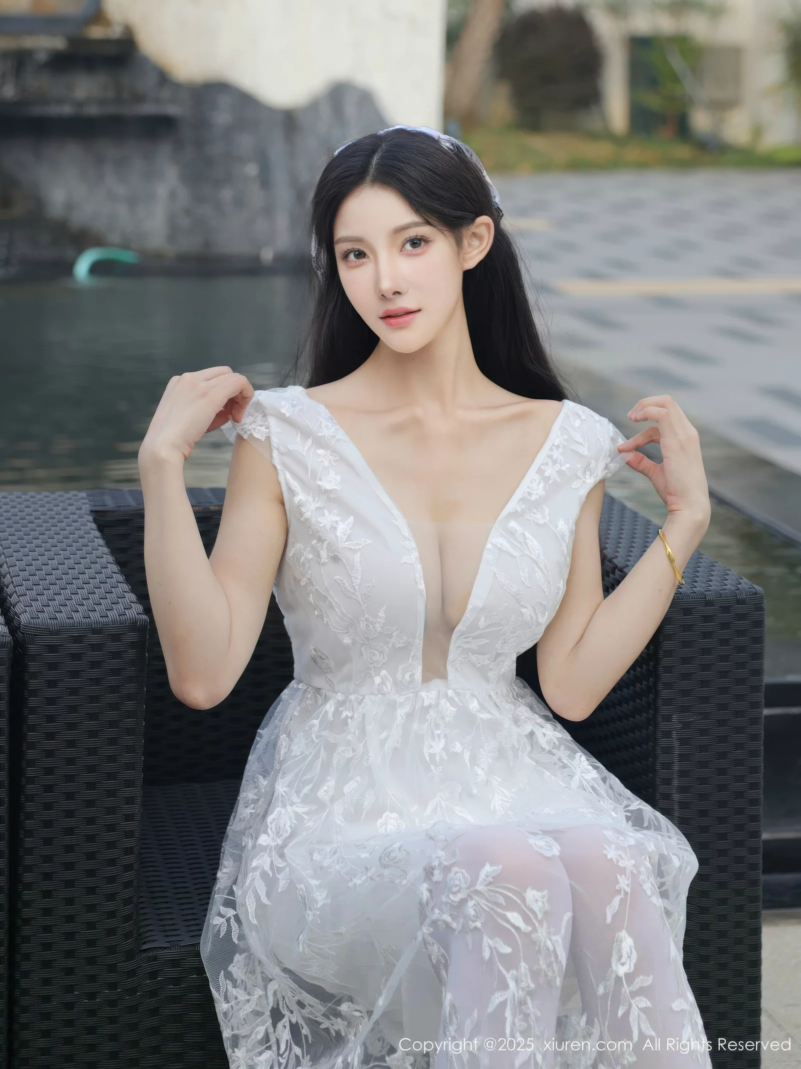 [[XiuRen秀人网]秀人网]No.10661_模特梨霜儿性感低胸白色婚纱配白色丝袜秀丰腴身材完美诱惑写真82P