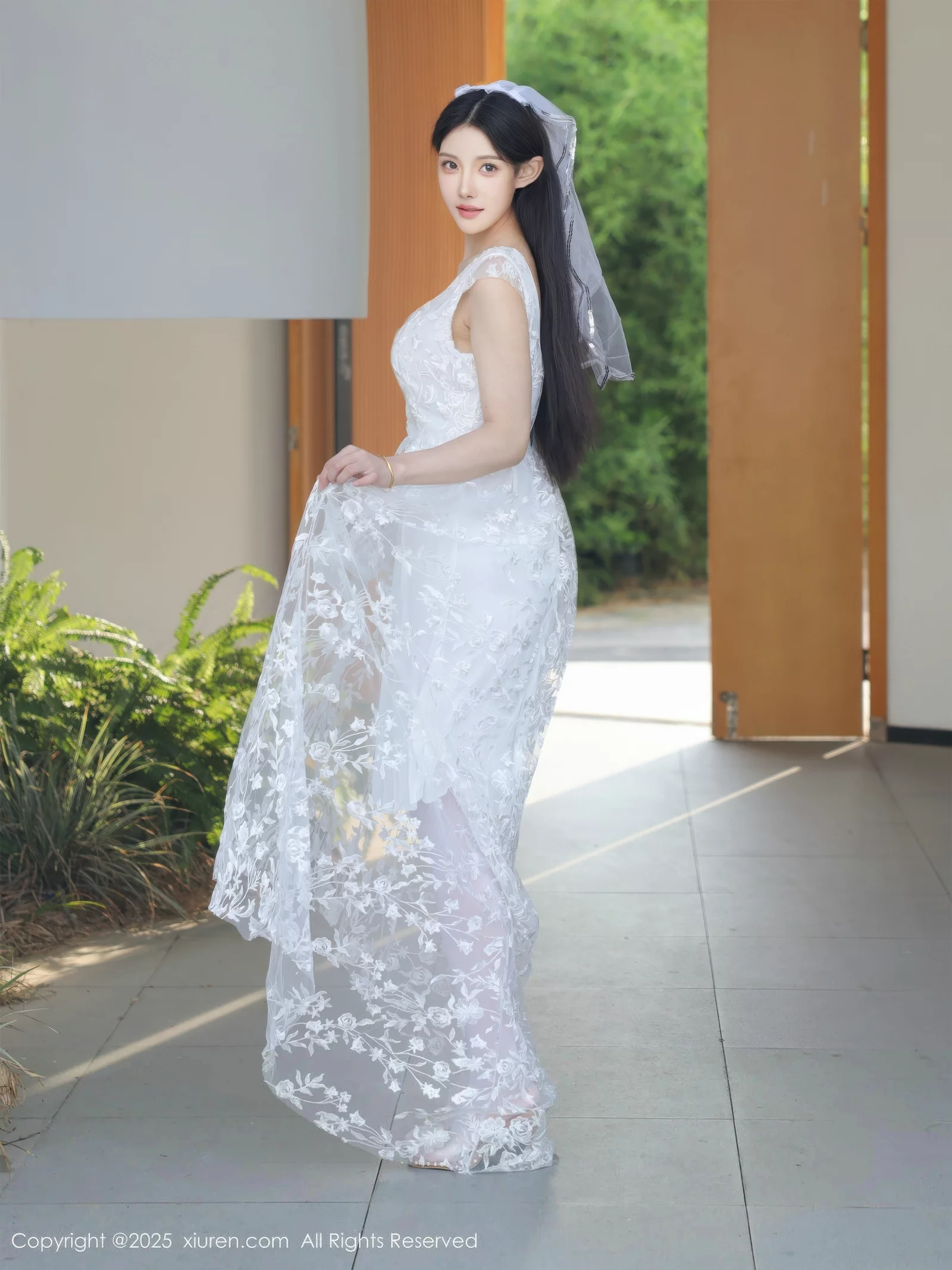 [[XiuRen秀人网]秀人网]No.10661_模特梨霜儿性感低胸白色婚纱配白色丝袜秀丰腴身材完美诱惑写真82P