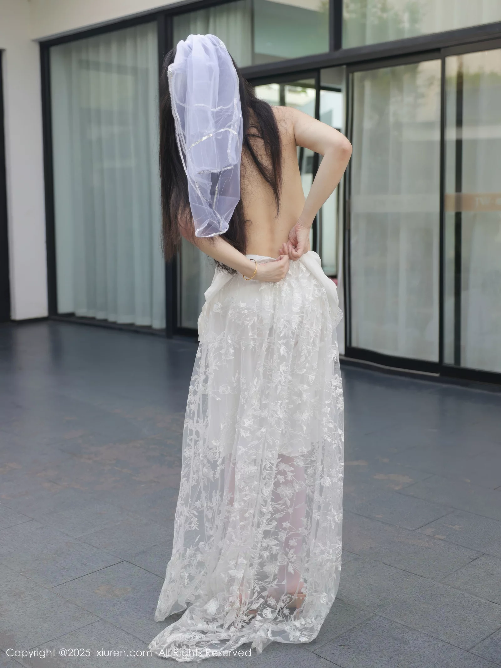 [[XiuRen秀人网]秀人网]No.10661_模特梨霜儿性感低胸白色婚纱配白色丝袜秀丰腴身材完美诱惑写真82P