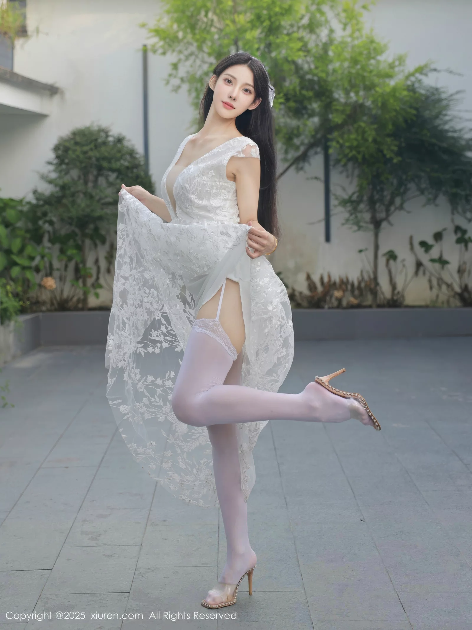 [[XiuRen秀人网]秀人网]No.10661_模特梨霜儿性感低胸白色婚纱配白色丝袜秀丰腴身材完美诱惑写真82P