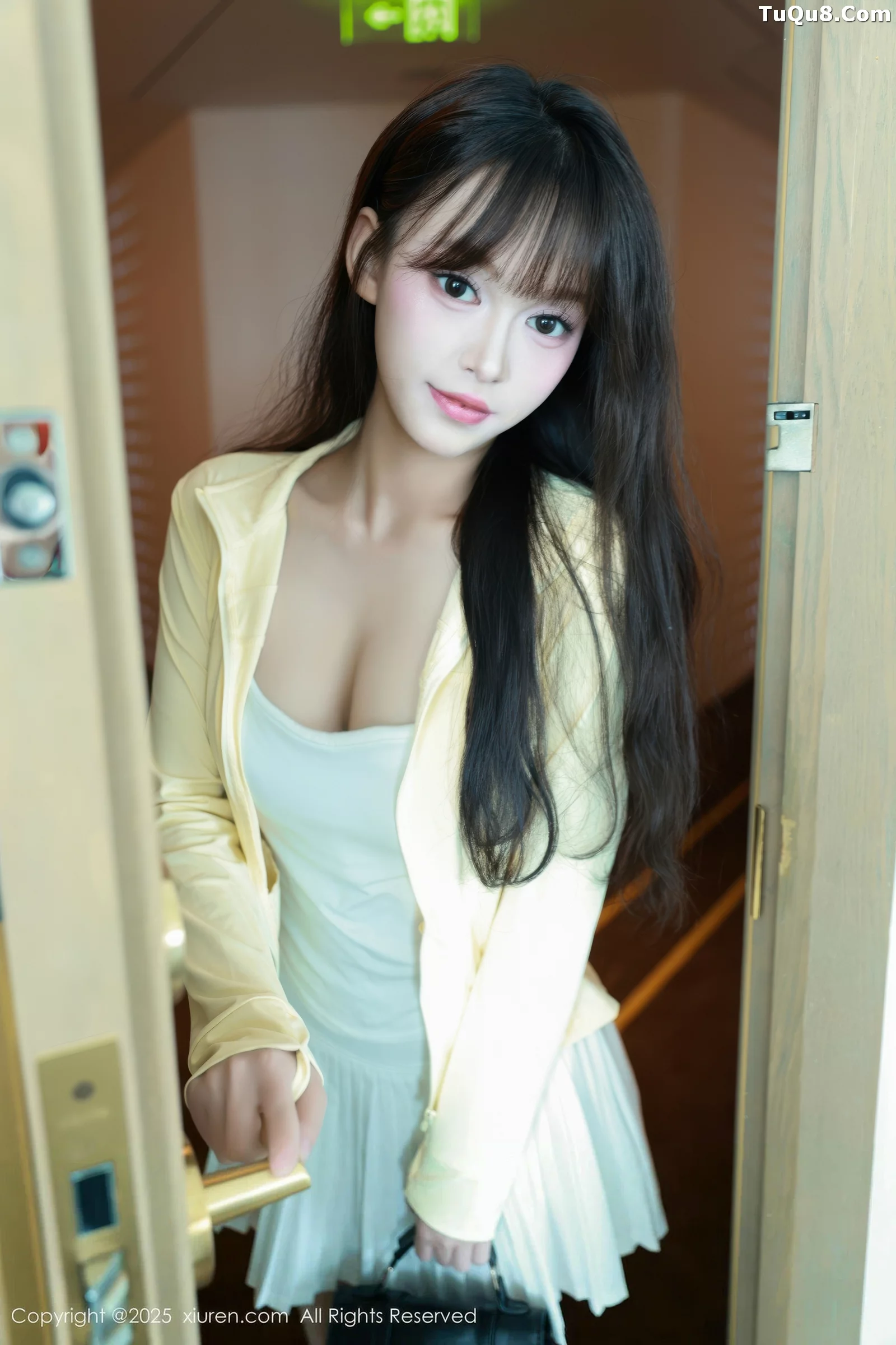 [[XiuRen秀人网]秀人网]No.10702_模特糯咪性感白色低胸连衣短裙配白色丝袜秀完美身材诱惑写真82P