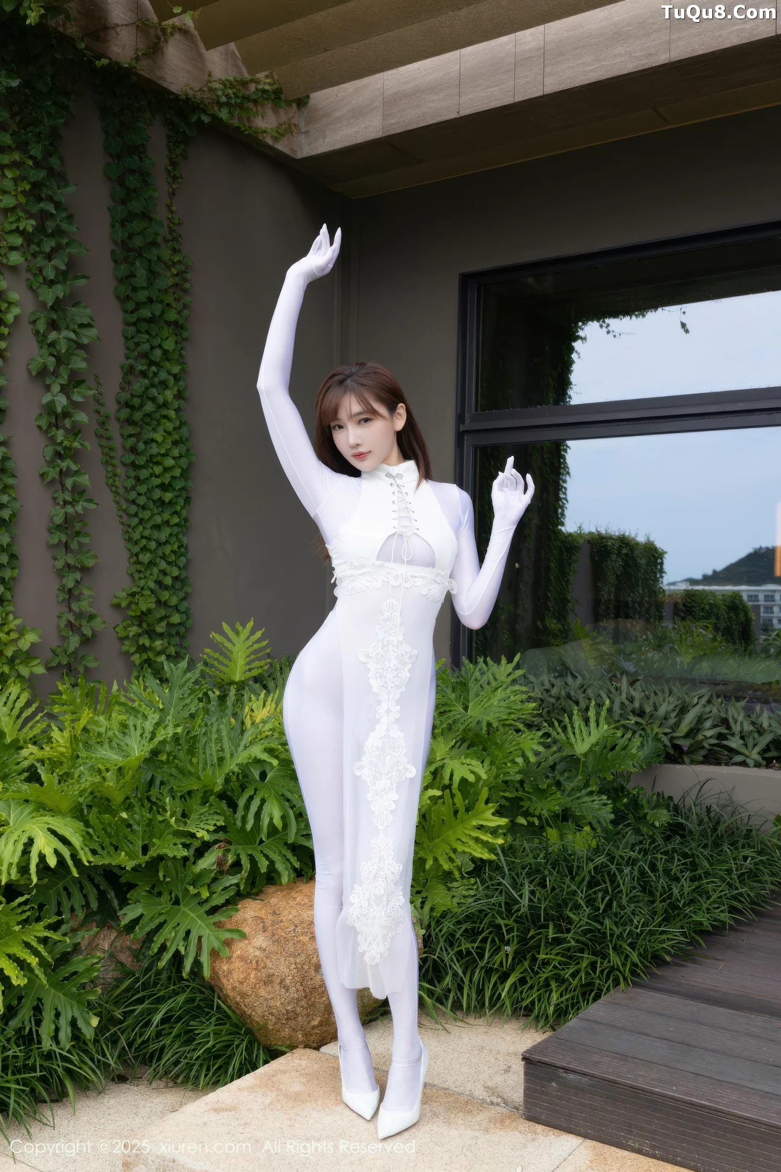 [[XiuRen秀人网]秀人网]No.10704_模特陆萱萱性感白色情趣旗袍露白色连体衣秀完美身材诱惑写真80P