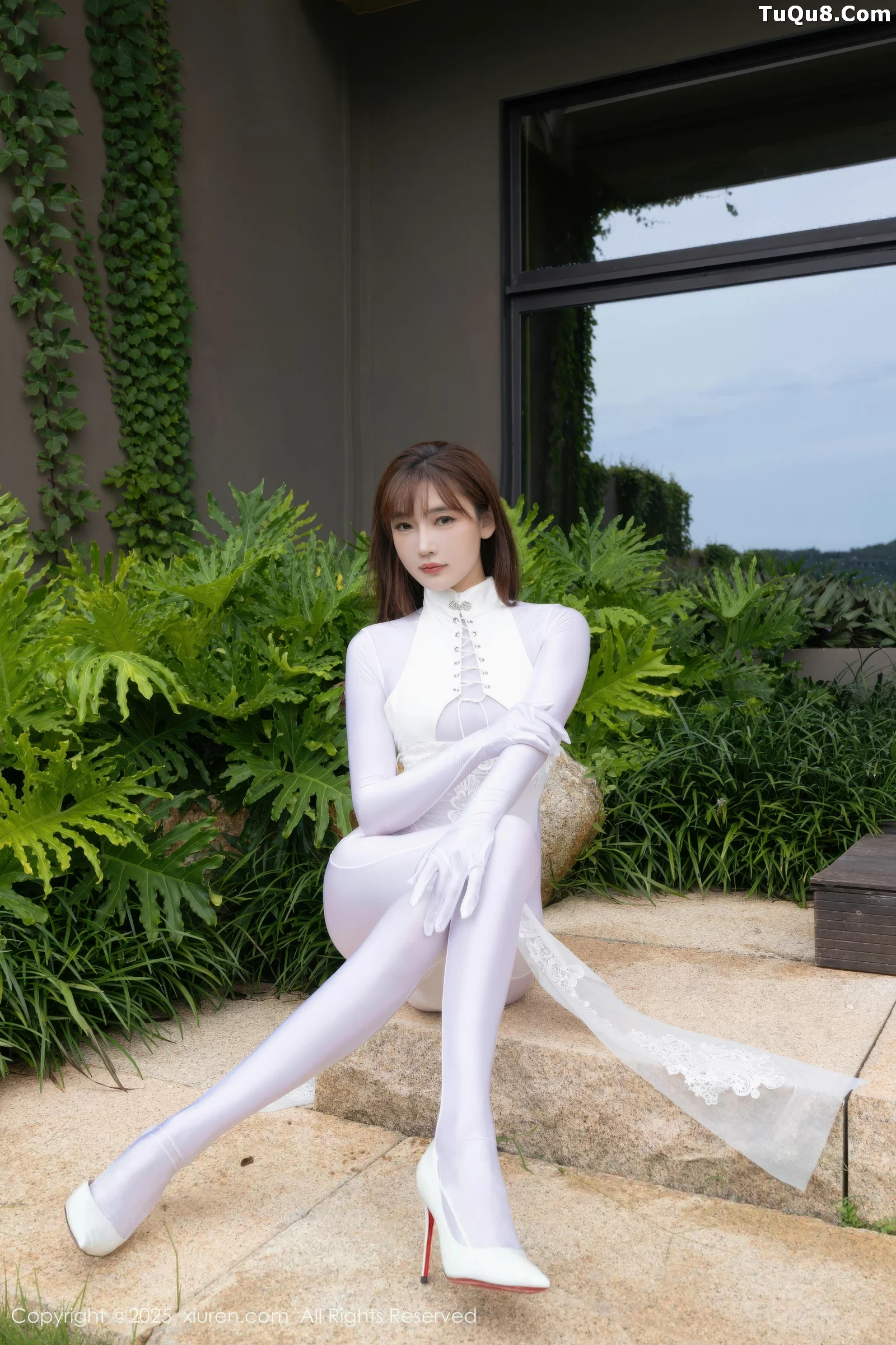 [[XiuRen秀人网]秀人网]No.10704_模特陆萱萱性感白色情趣旗袍露白色连体衣秀完美身材诱惑写真80P