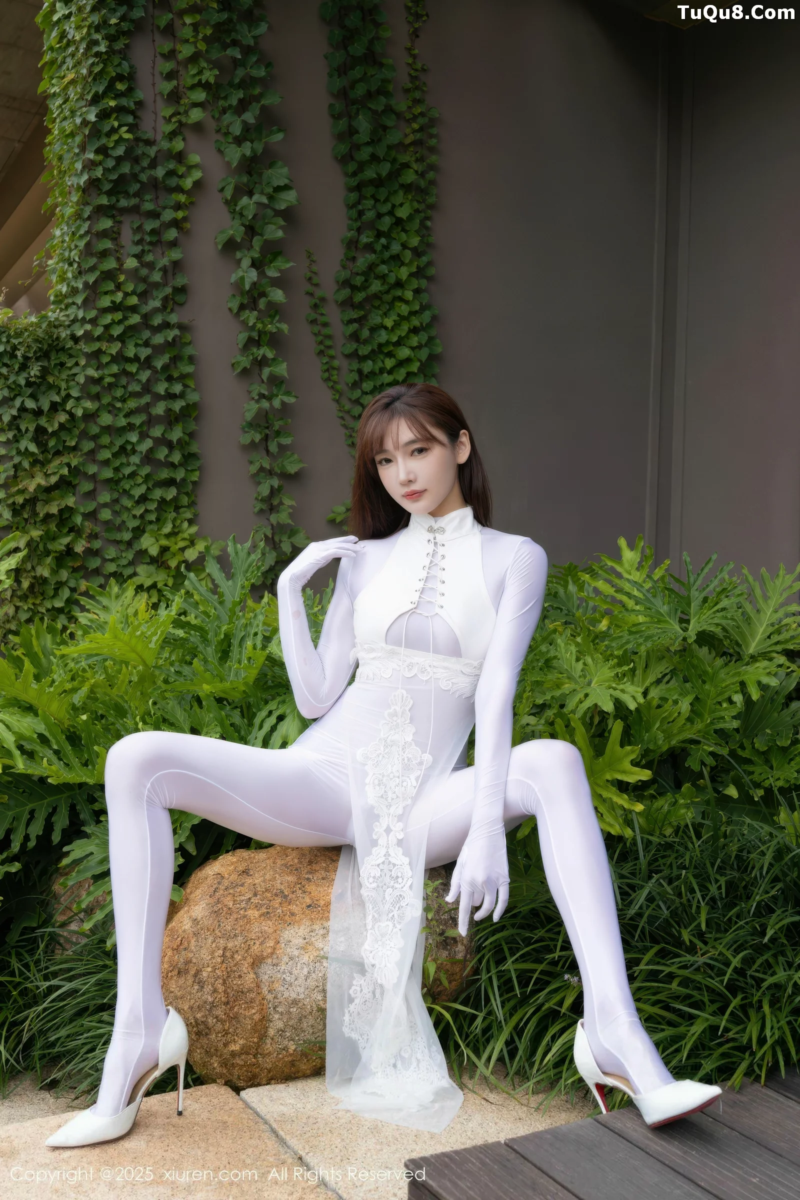 [[XiuRen秀人网]秀人网]No.10704_模特陆萱萱性感白色情趣旗袍露白色连体衣秀完美身材诱惑写真80P