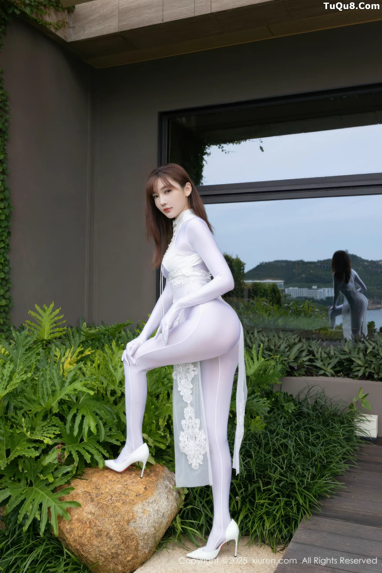 [[XiuRen秀人网]秀人网]No.10704_模特陆萱萱性感白色情趣旗袍露白色连体衣秀完美身材诱惑写真80P