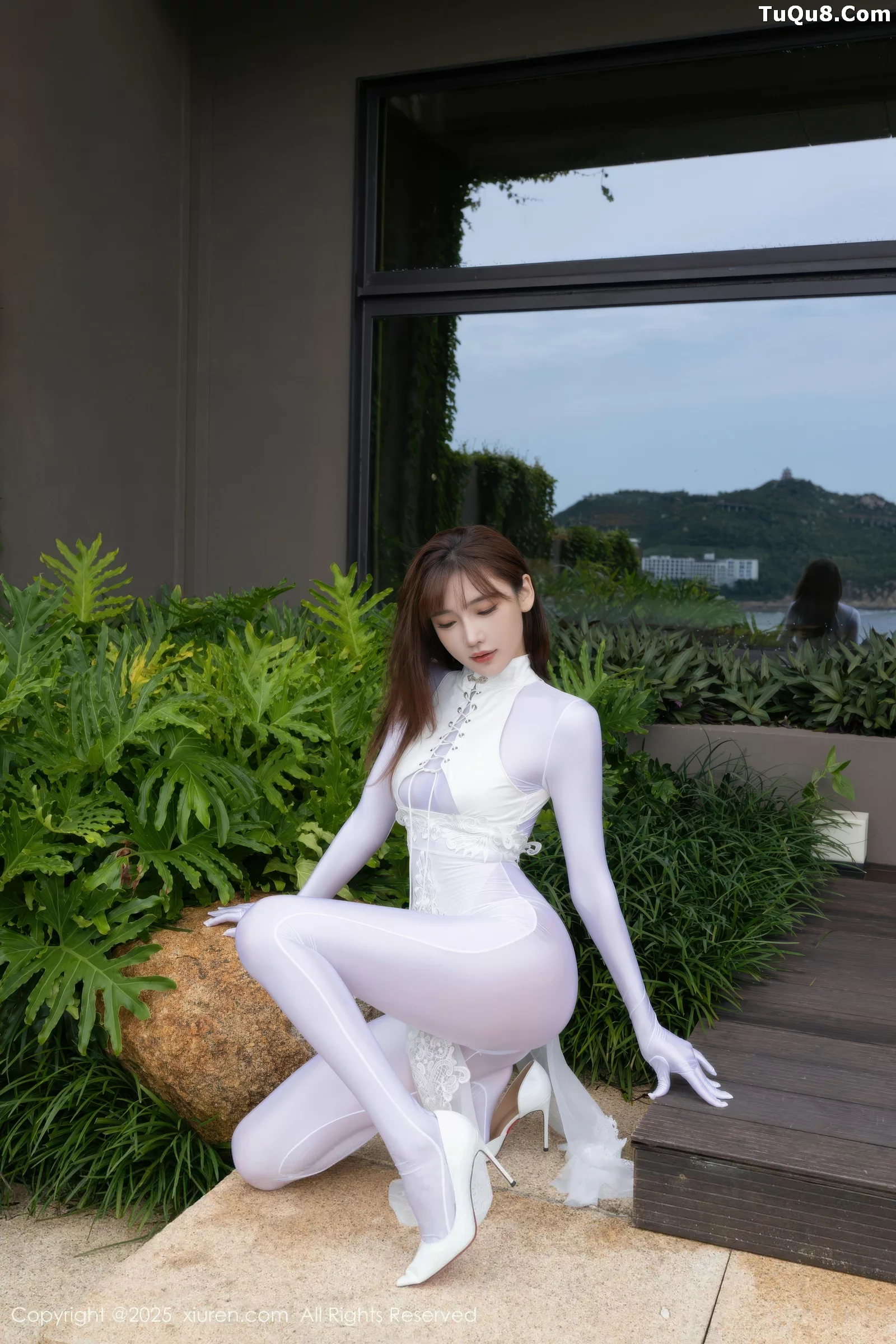 [[XiuRen秀人网]秀人网]No.10704_模特陆萱萱性感白色情趣旗袍露白色连体衣秀完美身材诱惑写真80P