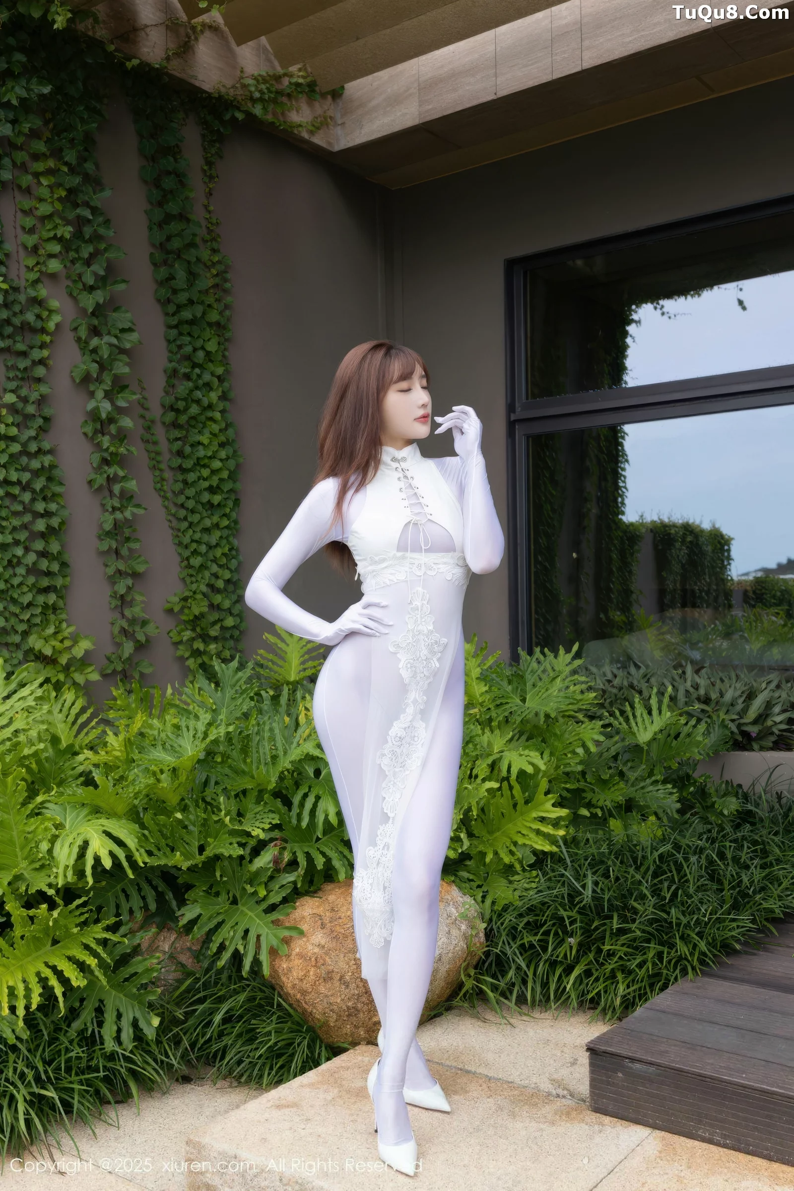 [[XiuRen秀人网]秀人网]No.10704_模特陆萱萱性感白色情趣旗袍露白色连体衣秀完美身材诱惑写真80P