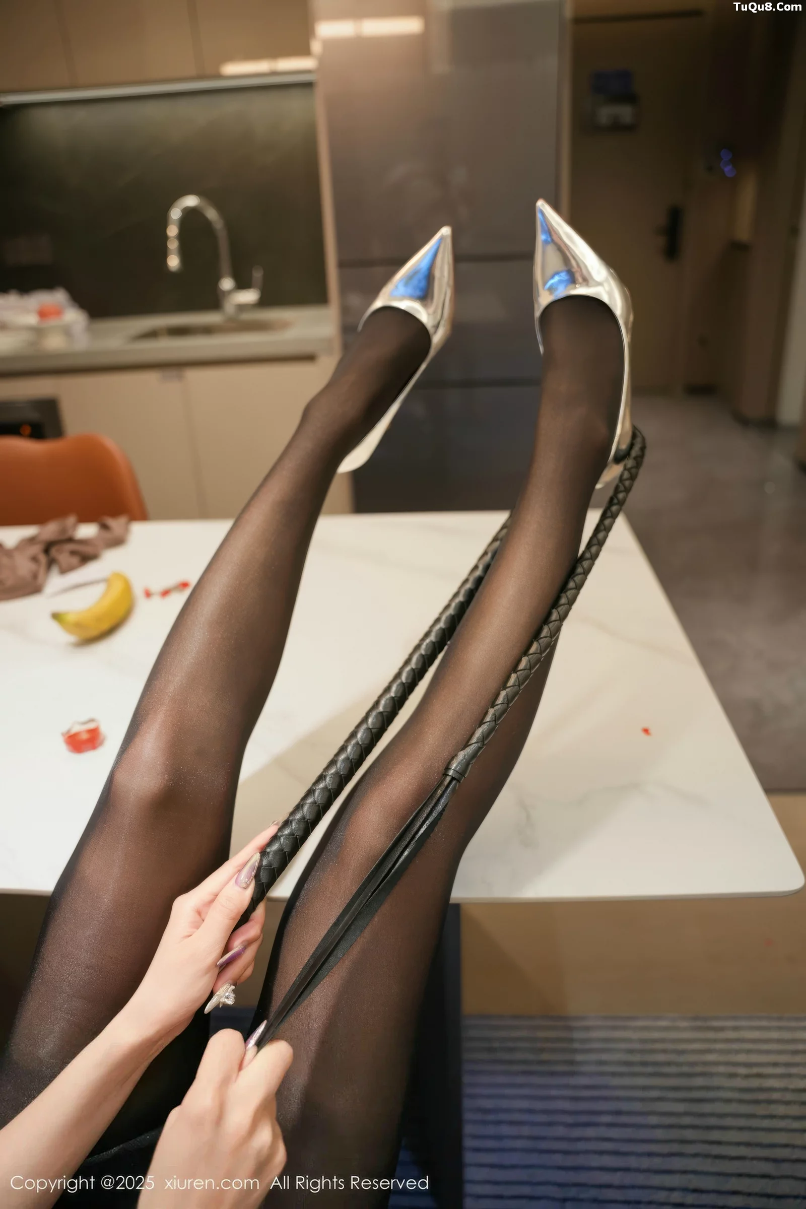 [[XiuRen秀人网]秀人网]No.10719_模特Well11性感白色T恤配黑短裙露超薄黑丝秀曼妙身姿诱惑写真62P