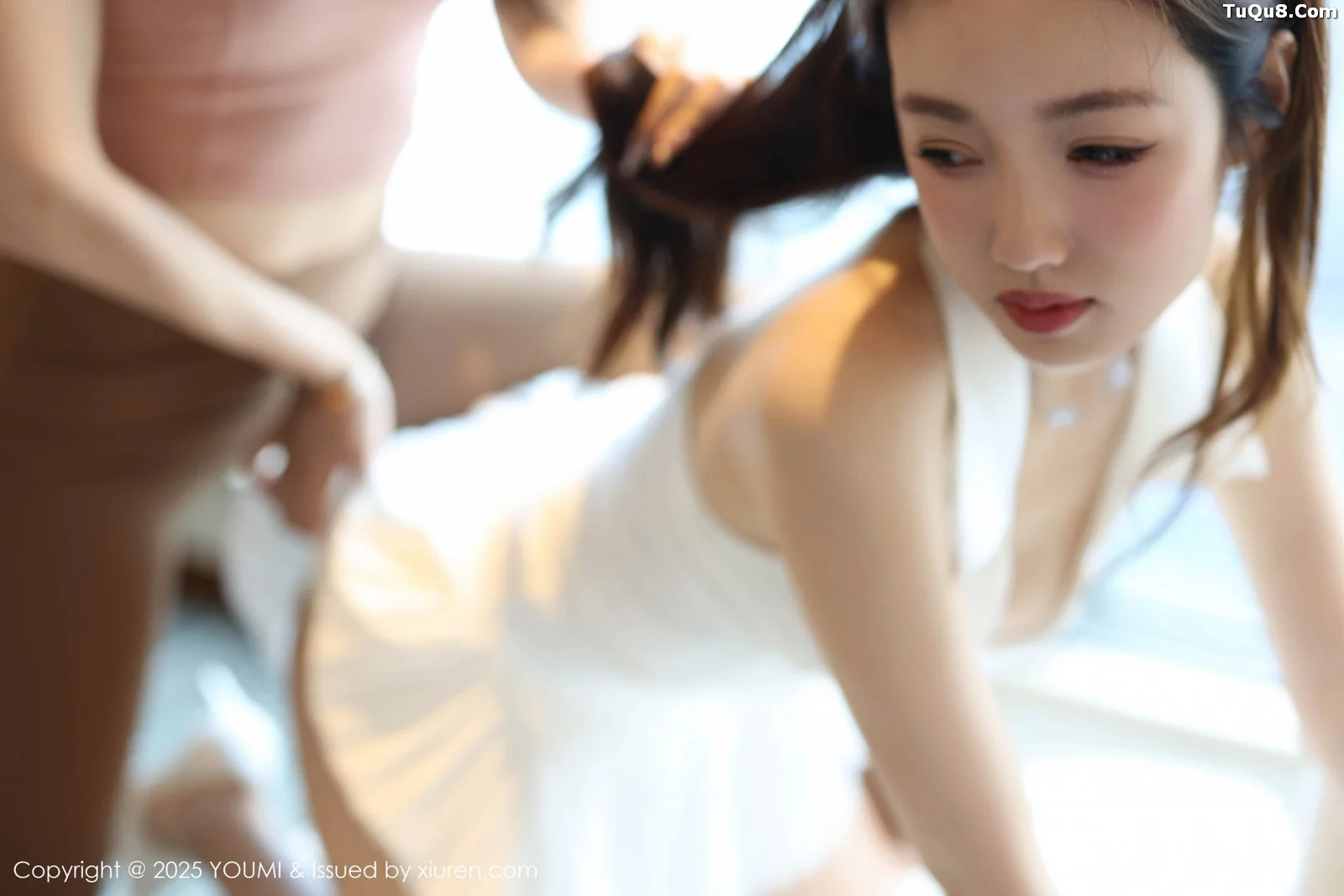 [YouMi尤蜜荟]Vol.1165_模特桃桃·夭夭twins性感姐妹花白色分体短裙秀完美身材诱惑写真70P