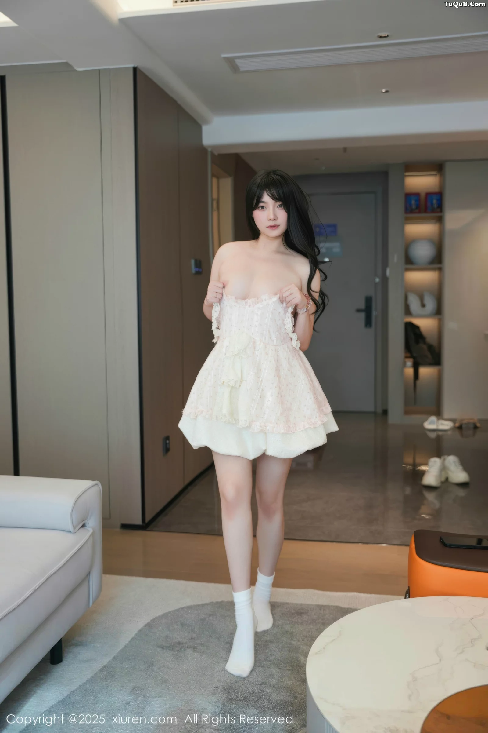 [[XiuRen秀人网]秀人网]No.10734_模特软情性感浅色连衣短裙配白色腿袜秀翘臀模特撩人诱惑写真75P