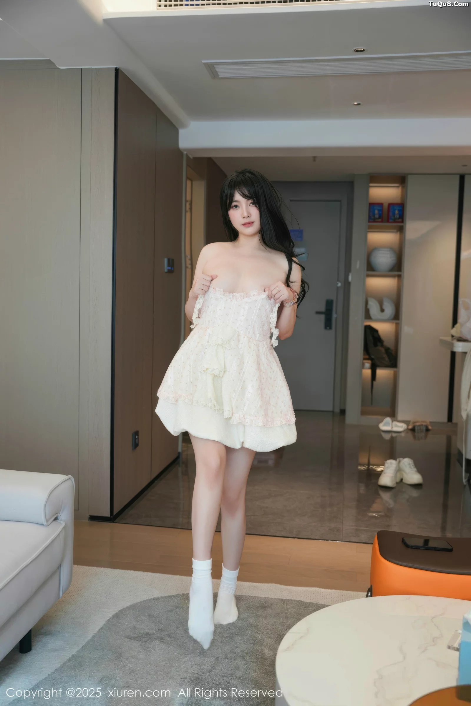 [[XiuRen秀人网]秀人网]No.10734_模特软情性感浅色连衣短裙配白色腿袜秀翘臀模特撩人诱惑写真75P