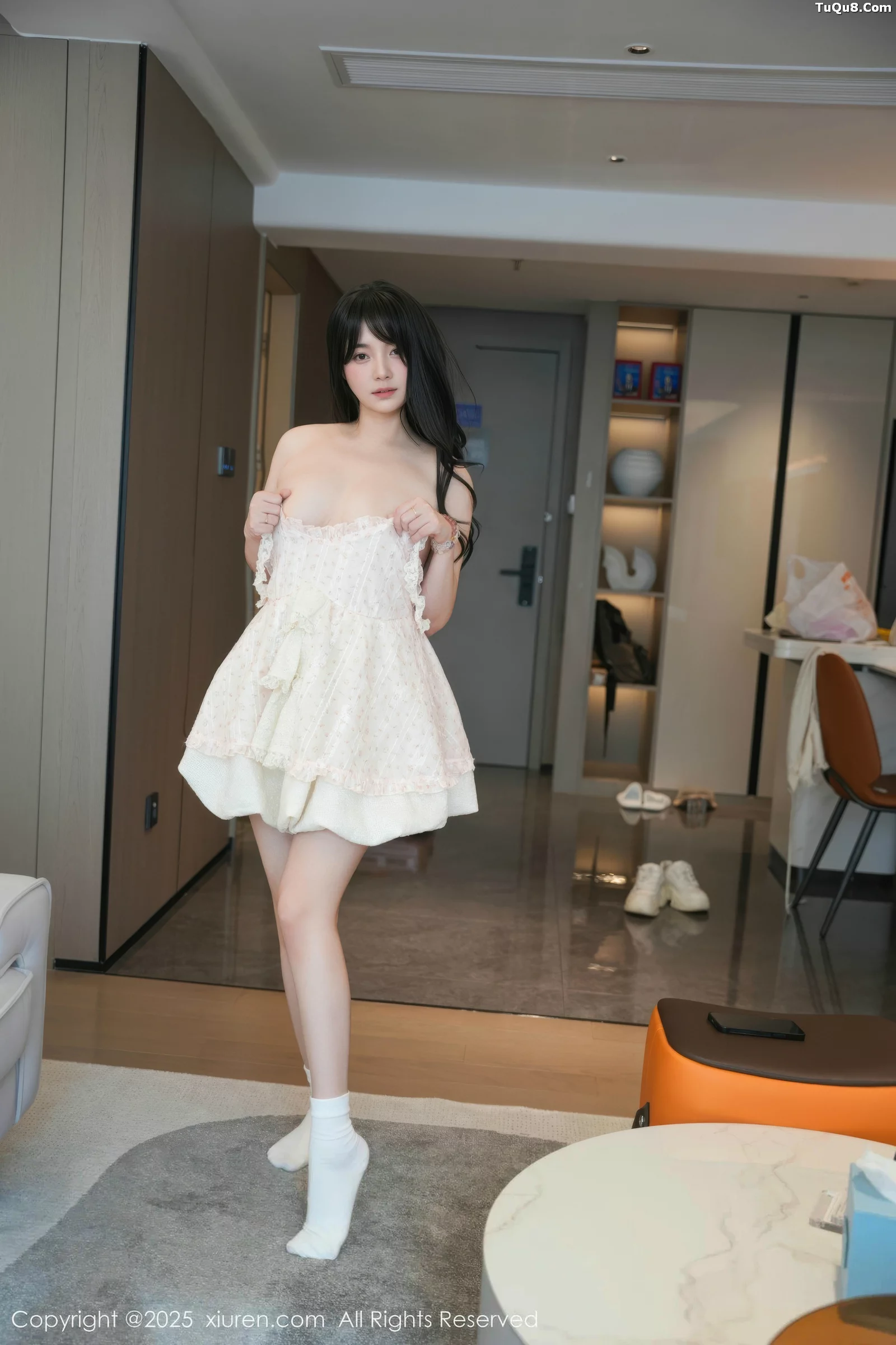 [[XiuRen秀人网]秀人网]No.10734_模特软情性感浅色连衣短裙配白色腿袜秀翘臀模特撩人诱惑写真75P