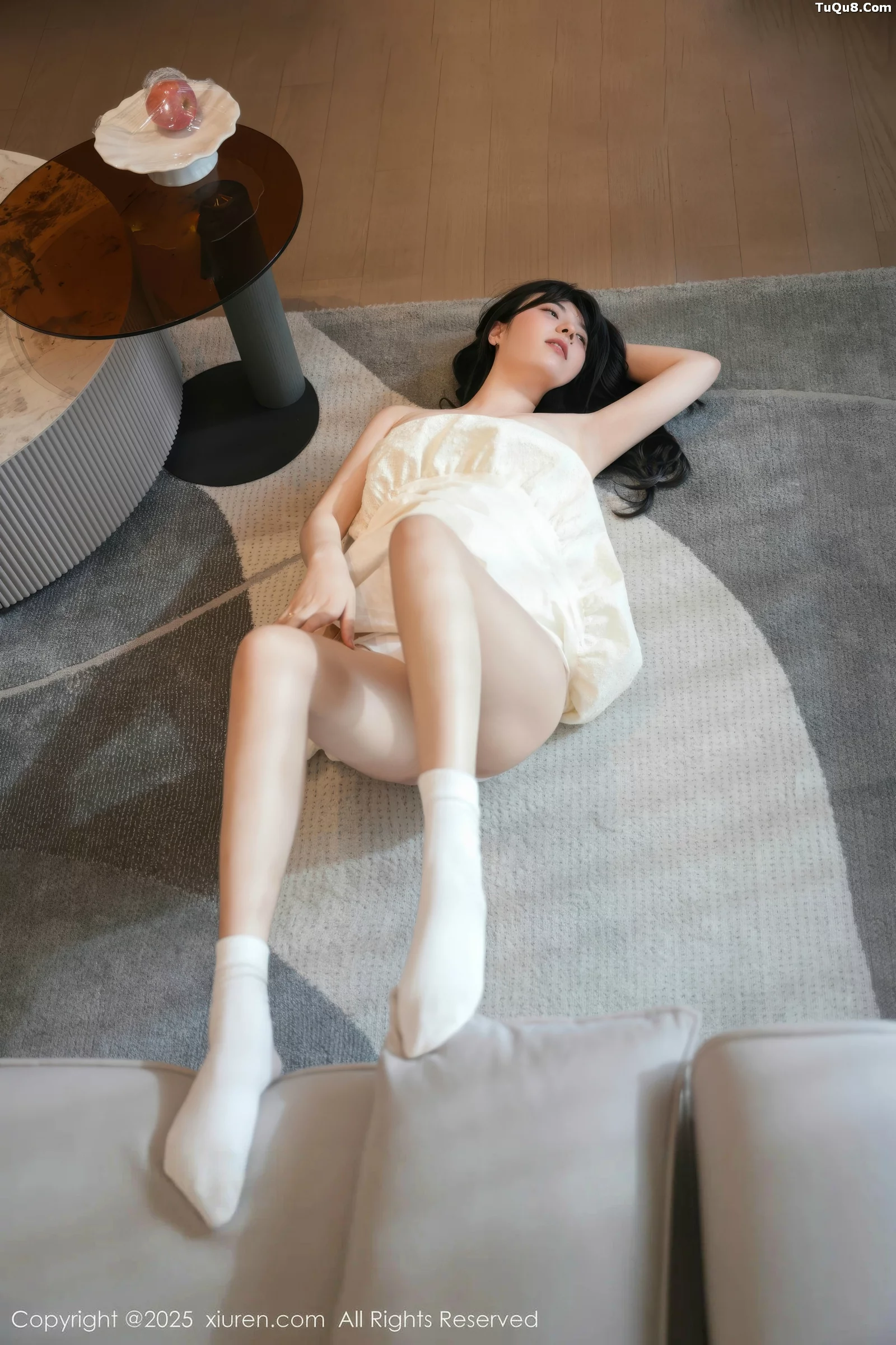 [[XiuRen秀人网]秀人网]No.10734_模特软情性感浅色连衣短裙配白色腿袜秀翘臀模特撩人诱惑写真75P