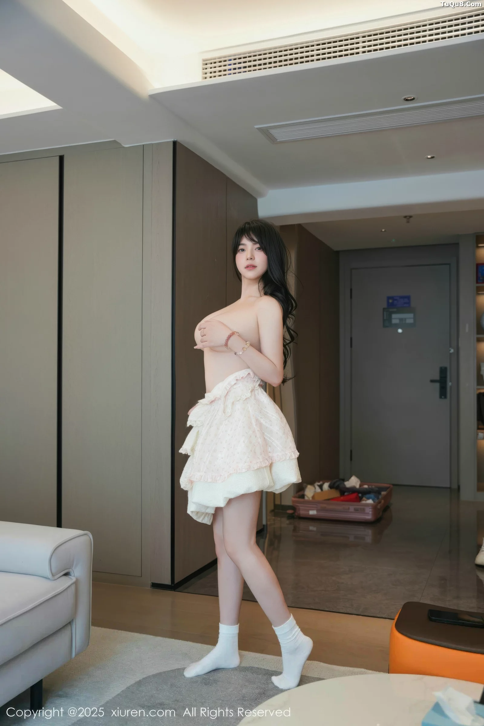 [[XiuRen秀人网]秀人网]No.10734_模特软情性感浅色连衣短裙配白色腿袜秀翘臀模特撩人诱惑写真75P