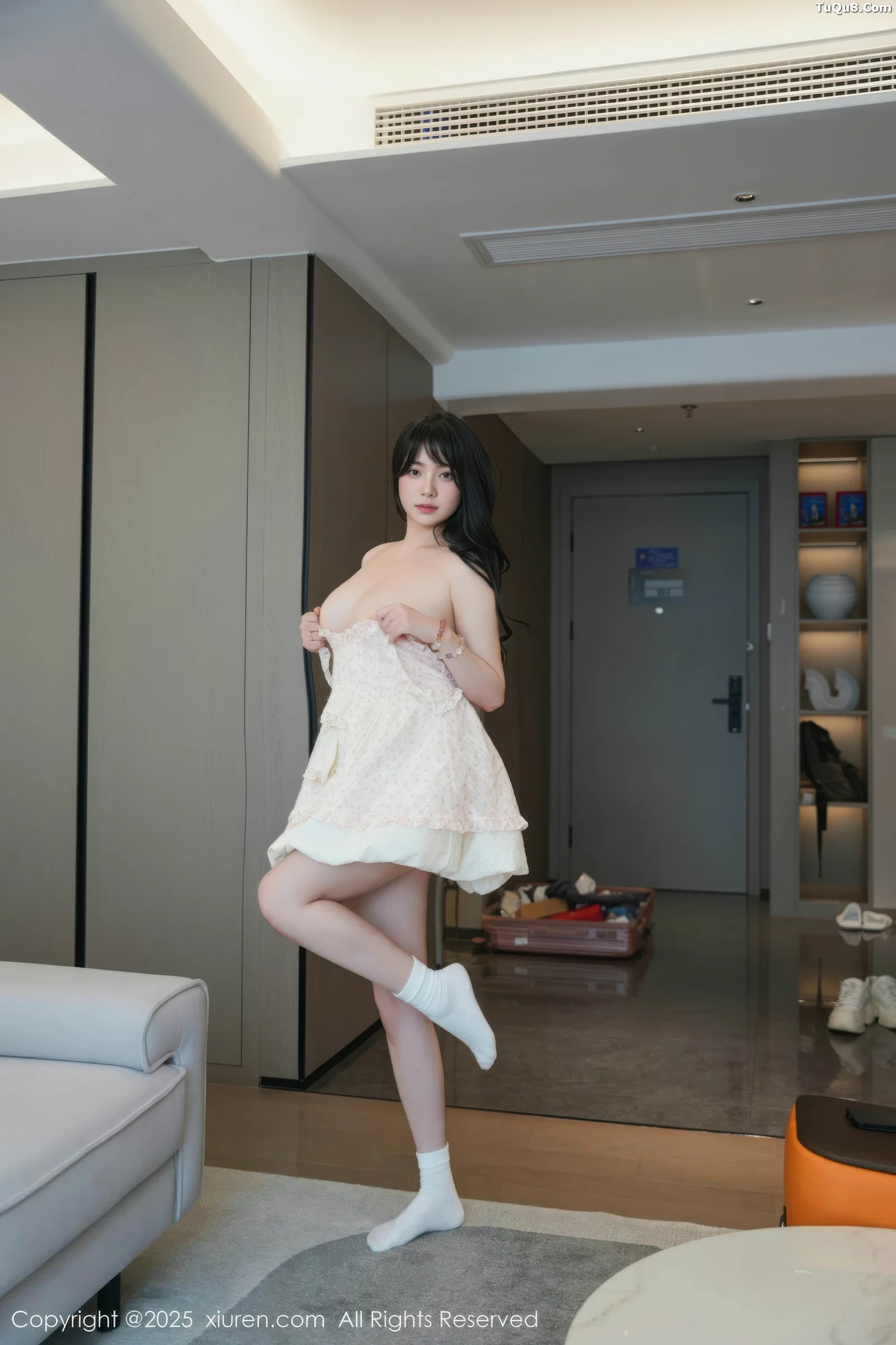 [[XiuRen秀人网]秀人网]No.10734_模特软情性感浅色连衣短裙配白色腿袜秀翘臀模特撩人诱惑写真75P