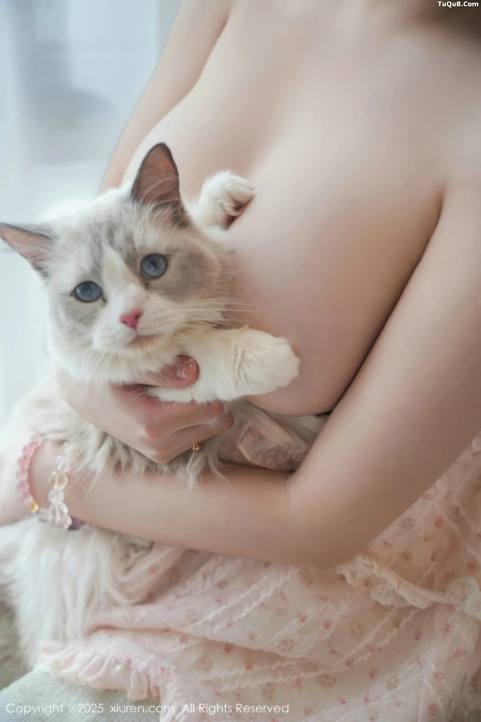 [[XiuRen秀人网]秀人网]No.10734_模特软情性感浅色连衣短裙配白色腿袜秀翘臀模特撩人诱惑写真75P