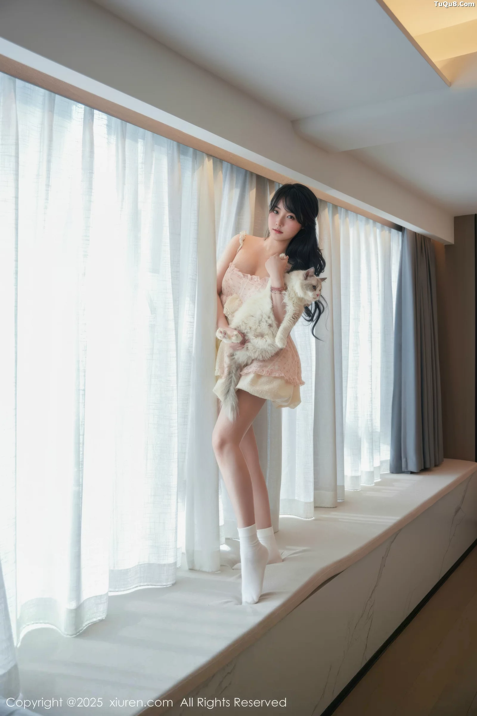 [[XiuRen秀人网]秀人网]No.10734_模特软情性感浅色连衣短裙配白色腿袜秀翘臀模特撩人诱惑写真75P