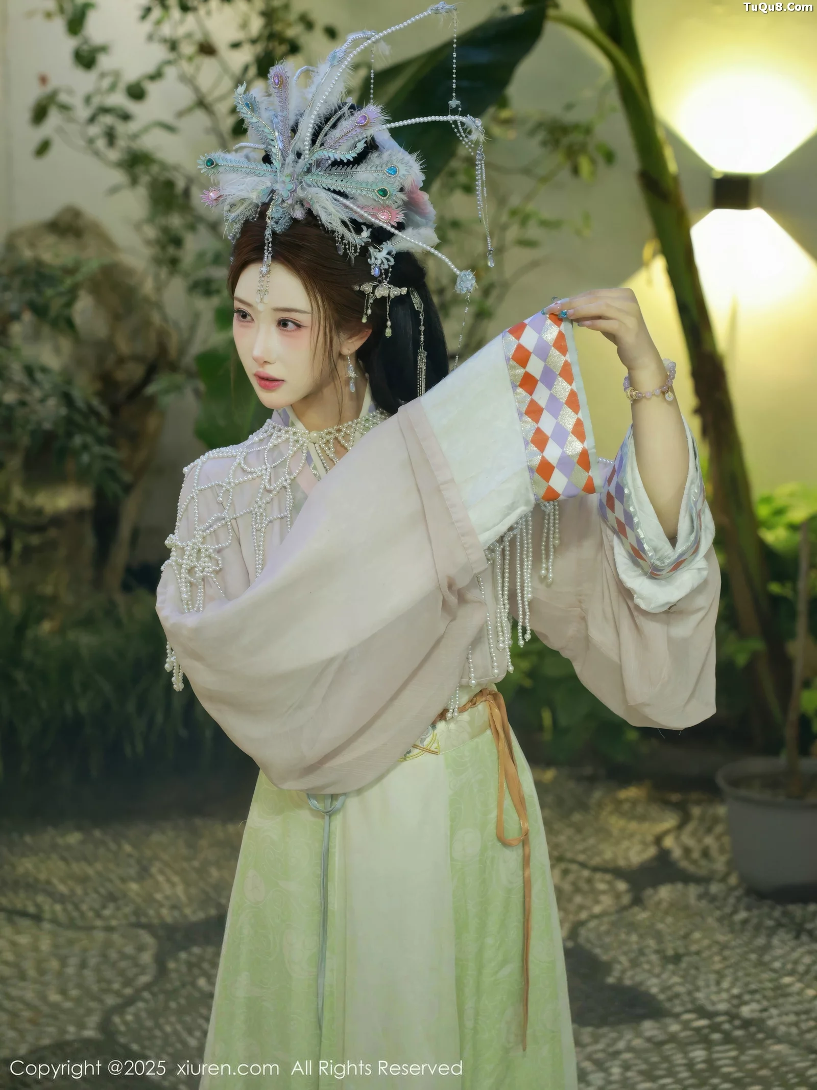 [[XiuRen秀人网]秀人网]No.10736_模特金允希Yuki性感浅色古装薄纱服饰秀丰腴身材迷人诱惑写真80P