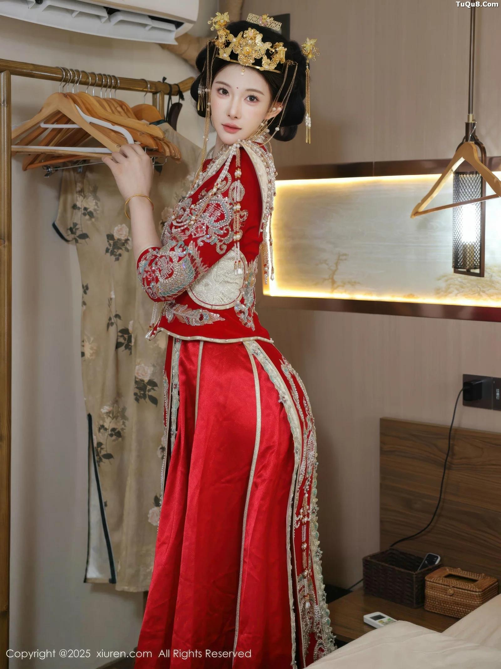 [[XiuRen秀人网]秀人网]No.10742_模特梨霜儿性感红色新娘服饰配肉色丝袜秀丰腴身材迷人诱惑写真84P