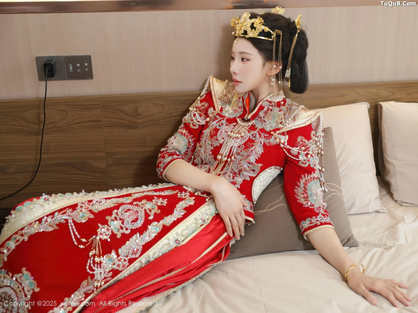 [[XiuRen秀人网]秀人网]No.10742_模特梨霜儿性感红色新娘服饰配肉色丝袜秀丰腴身材迷人诱惑写真84P