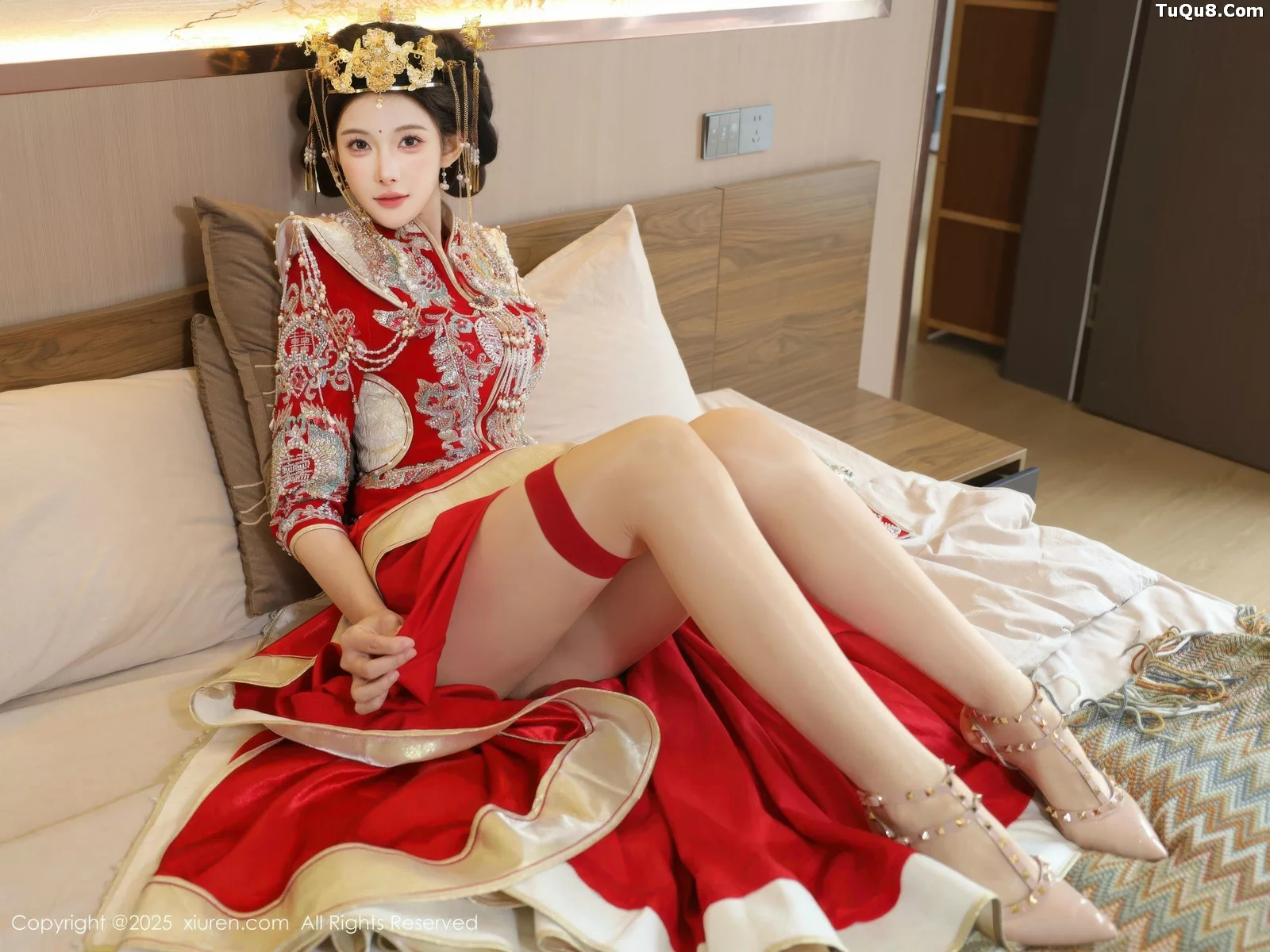 [[XiuRen秀人网]秀人网]No.10742_模特梨霜儿性感红色新娘服饰配肉色丝袜秀丰腴身材迷人诱惑写真84P