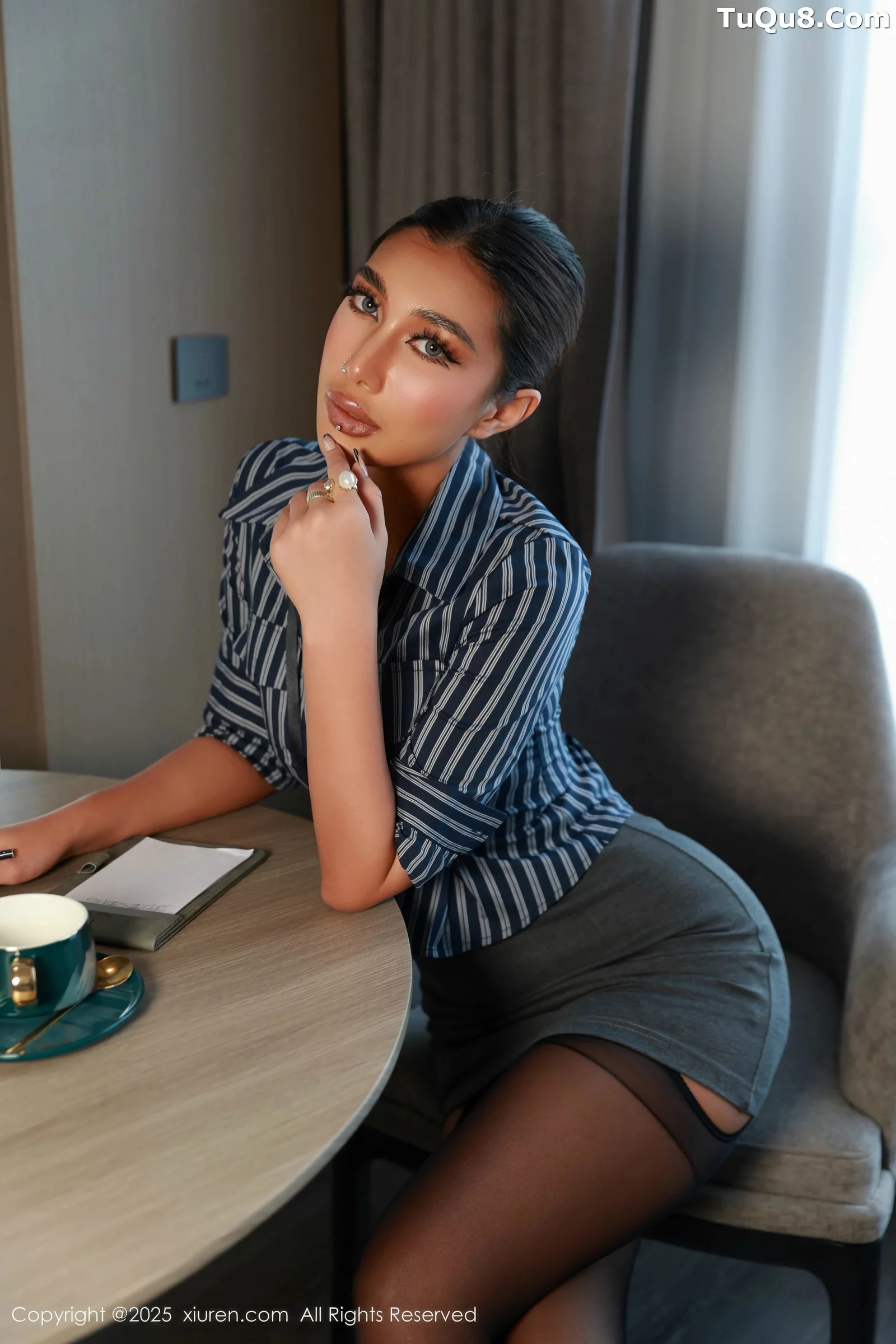 [[XiuRen秀人网]秀人网]No.10670_模特FE-性感深色OL服饰露黑色内衣配黑丝吊袜秀曼妙身姿诱惑写真86P