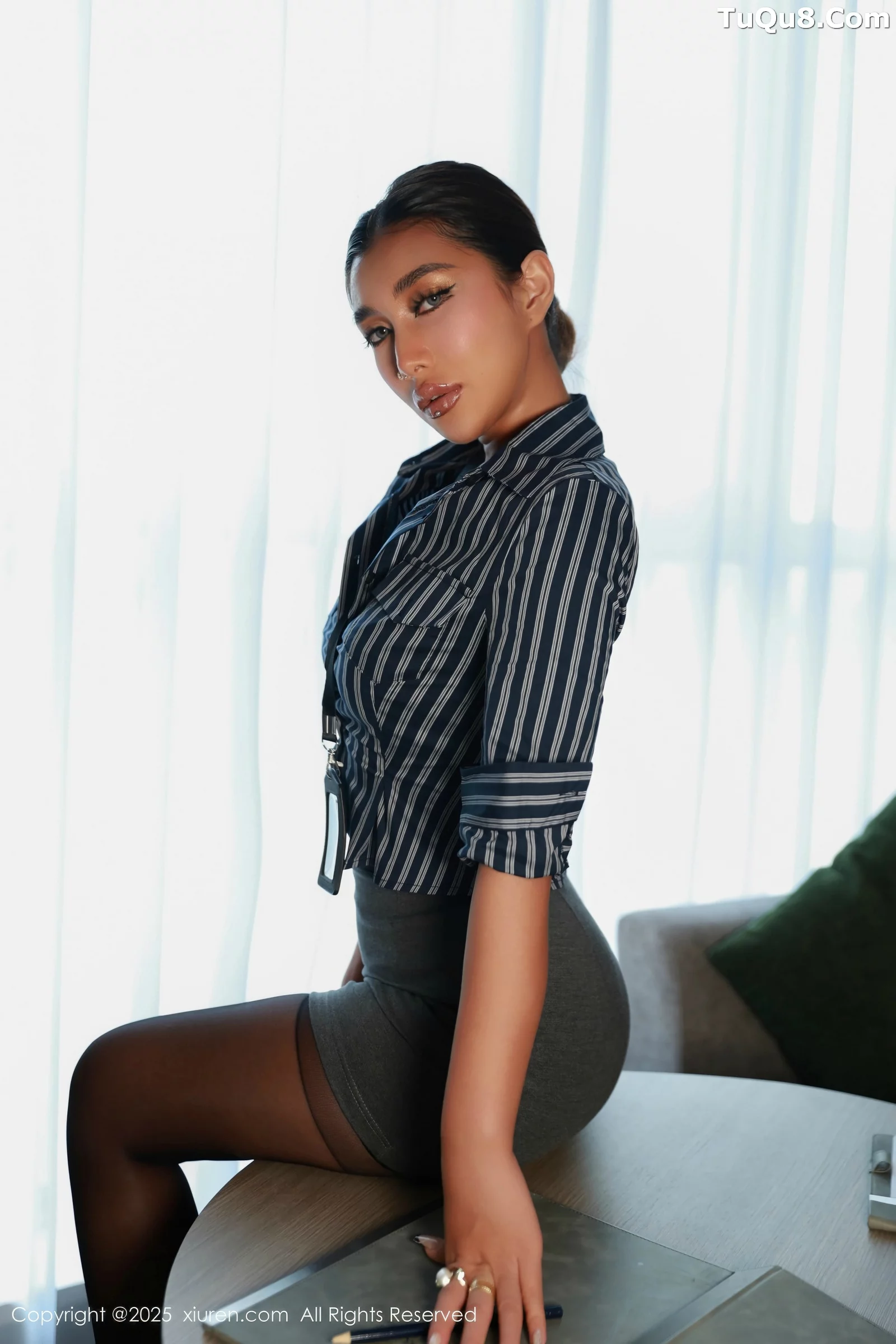 [[XiuRen秀人网]秀人网]No.10670_模特FE-性感深色OL服饰露黑色内衣配黑丝吊袜秀曼妙身姿诱惑写真86P