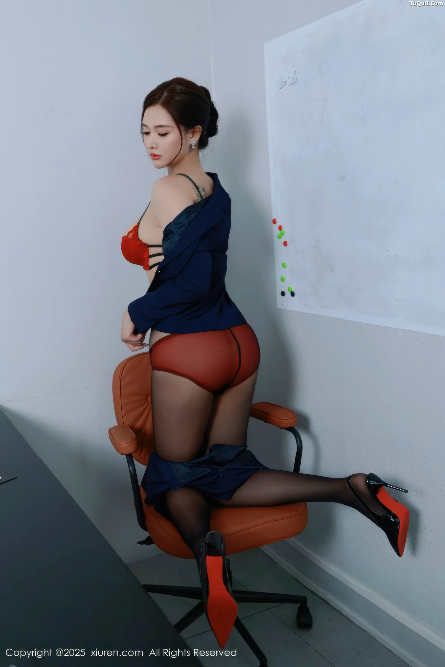 [[XiuRen秀人网]秀人网]No.10751_模特娜比深色OL服饰露红色内衣配超薄黑丝秀凹凸身材诱惑写真75P