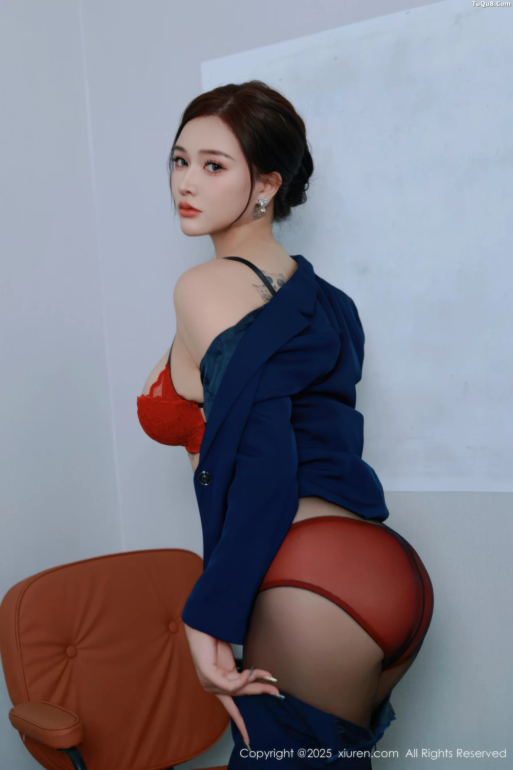 [[XiuRen秀人网]秀人网]No.10751_模特娜比深色OL服饰露红色内衣配超薄黑丝秀凹凸身材诱惑写真75P