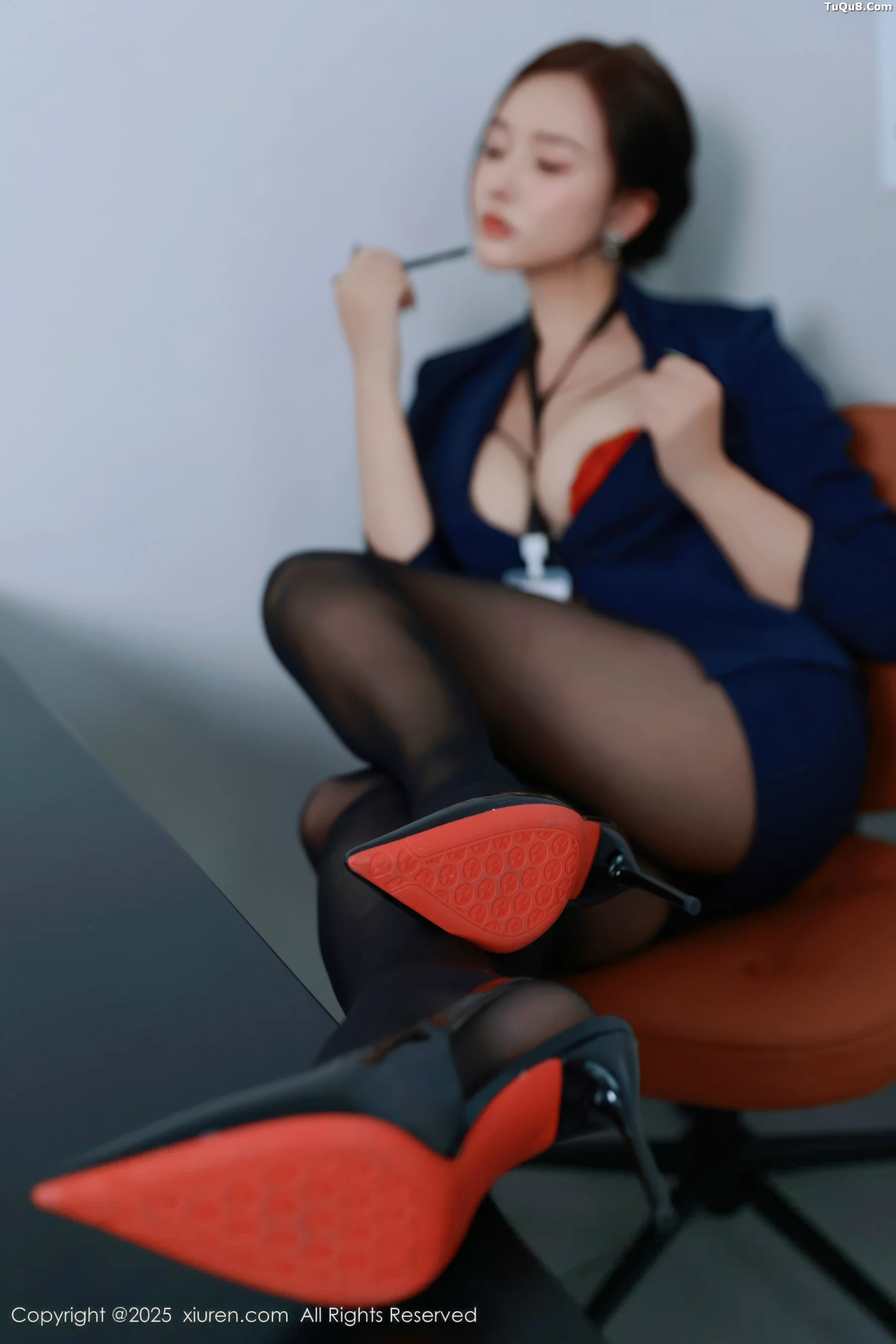 [[XiuRen秀人网]秀人网]No.10751_模特娜比深色OL服饰露红色内衣配超薄黑丝秀凹凸身材诱惑写真75P