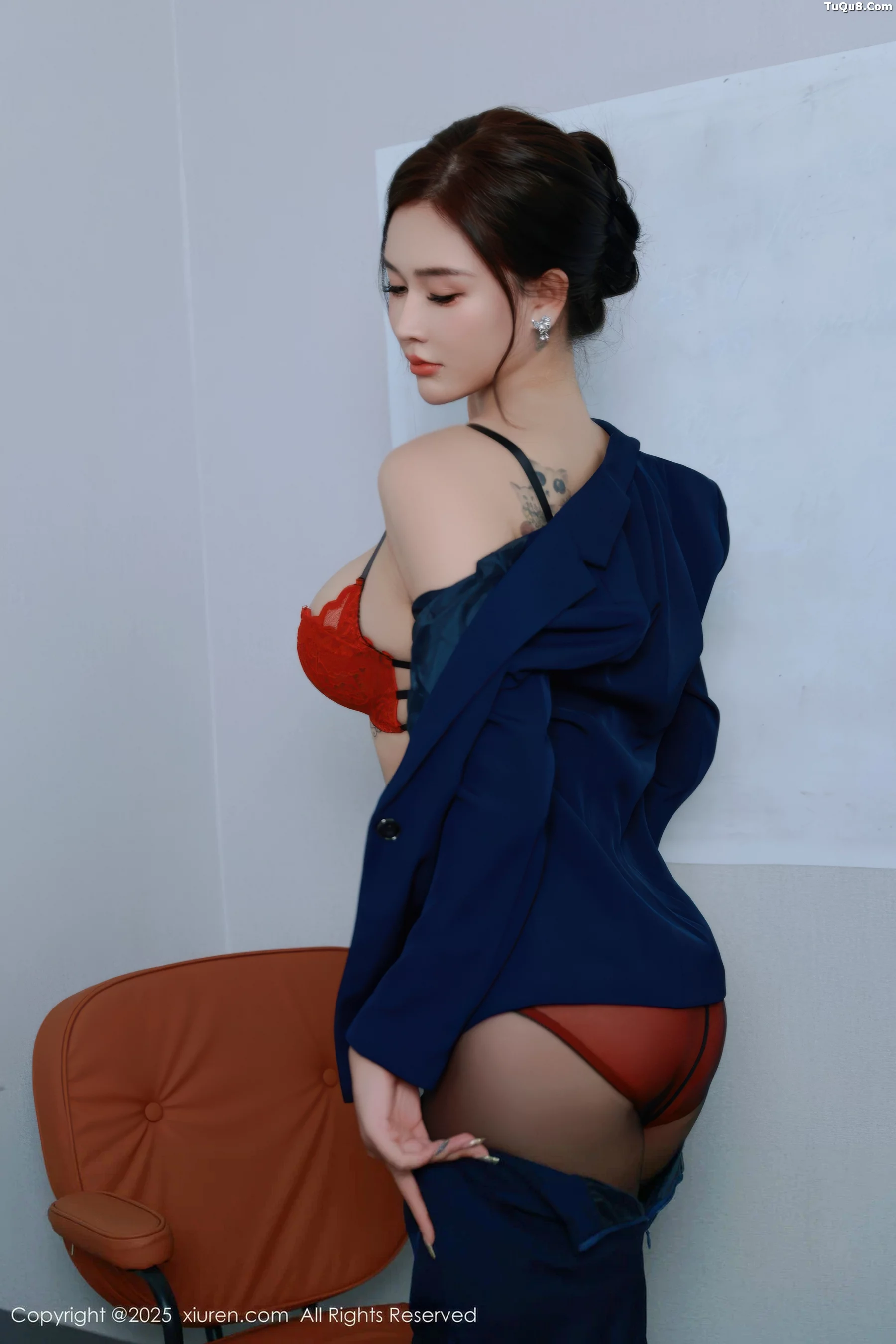 [[XiuRen秀人网]秀人网]No.10751_模特娜比深色OL服饰露红色内衣配超薄黑丝秀凹凸身材诱惑写真75P