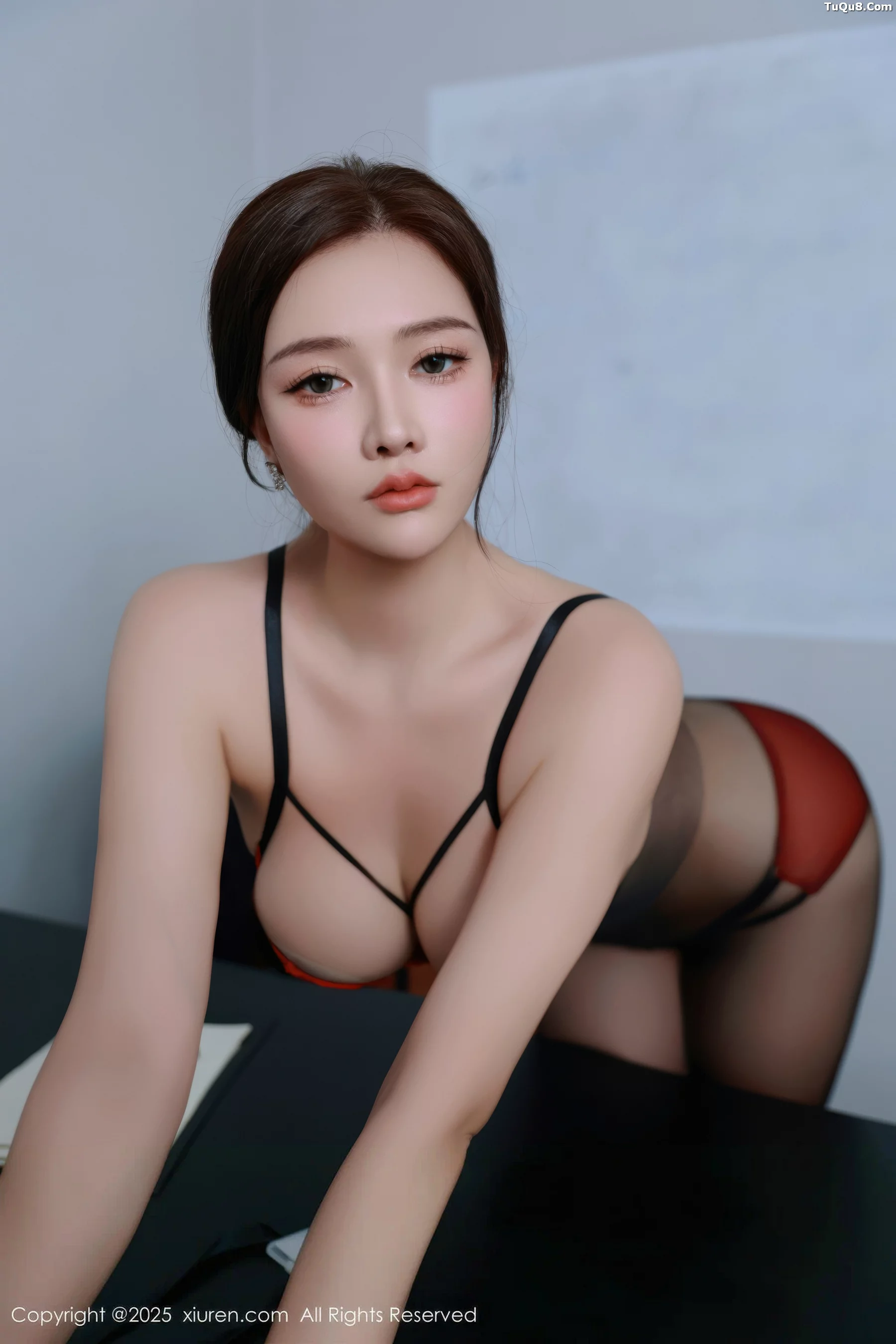 [[XiuRen秀人网]秀人网]No.10751_模特娜比深色OL服饰露红色内衣配超薄黑丝秀凹凸身材诱惑写真75P