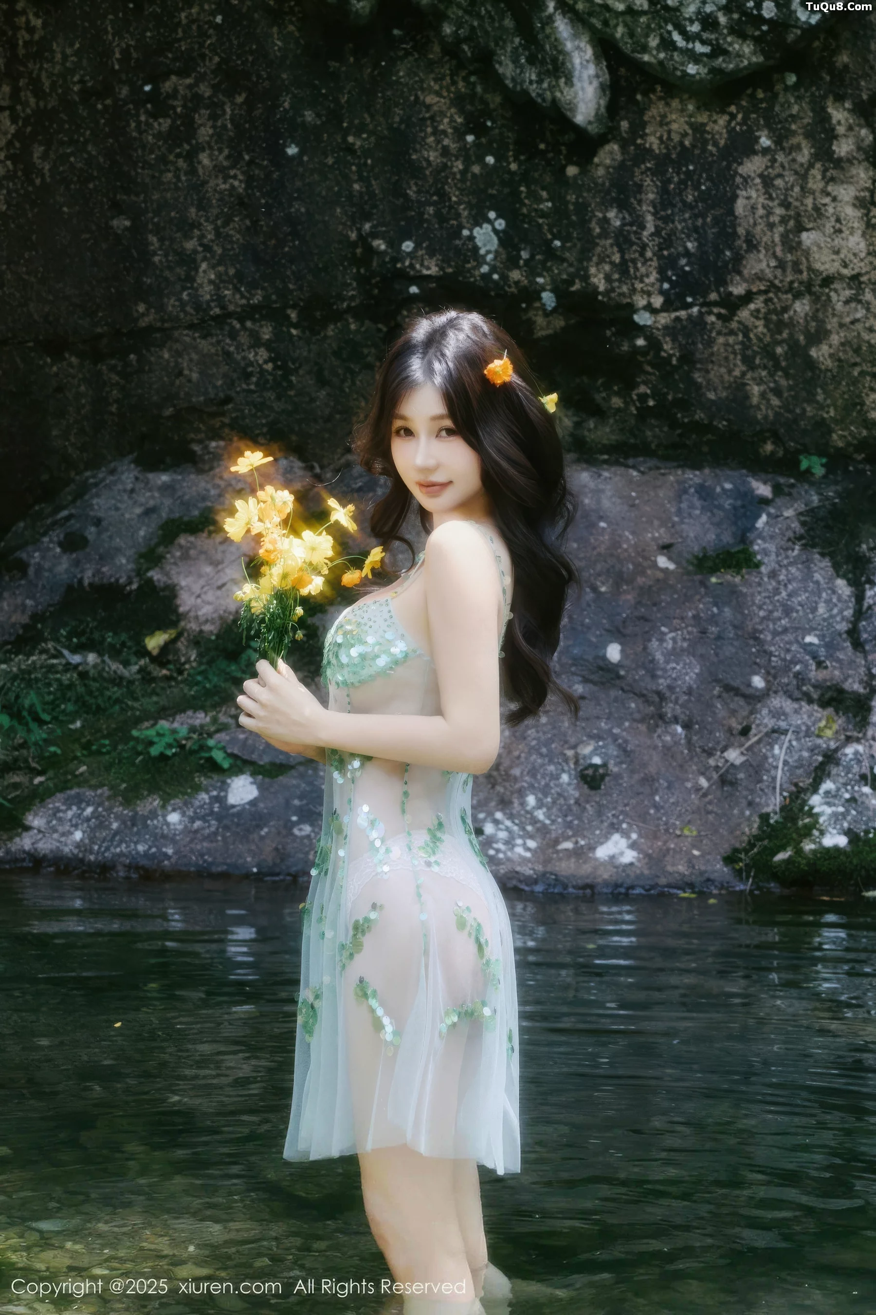 [[XiuRen秀人网]秀人网]No.10756_模特尹甜甜户外小溪性感薄纱亮片裙湿身秀丰腴身材惹火诱惑写真60P