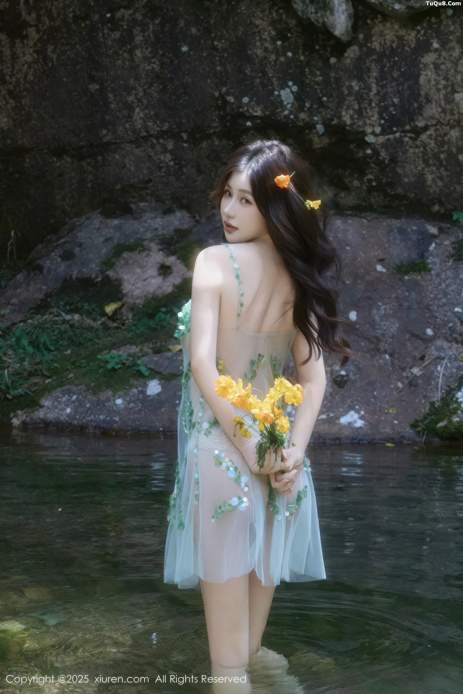 [[XiuRen秀人网]秀人网]No.10756_模特尹甜甜户外小溪性感薄纱亮片裙湿身秀丰腴身材惹火诱惑写真60P