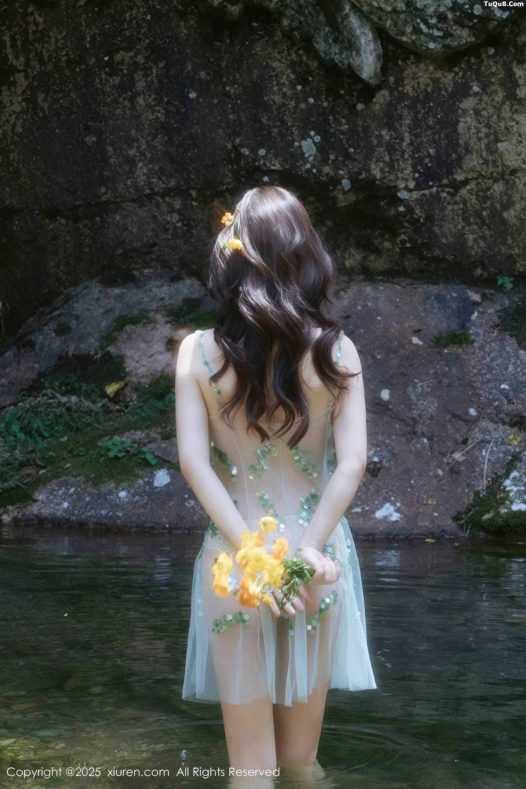 [[XiuRen秀人网]秀人网]No.10756_模特尹甜甜户外小溪性感薄纱亮片裙湿身秀丰腴身材惹火诱惑写真60P