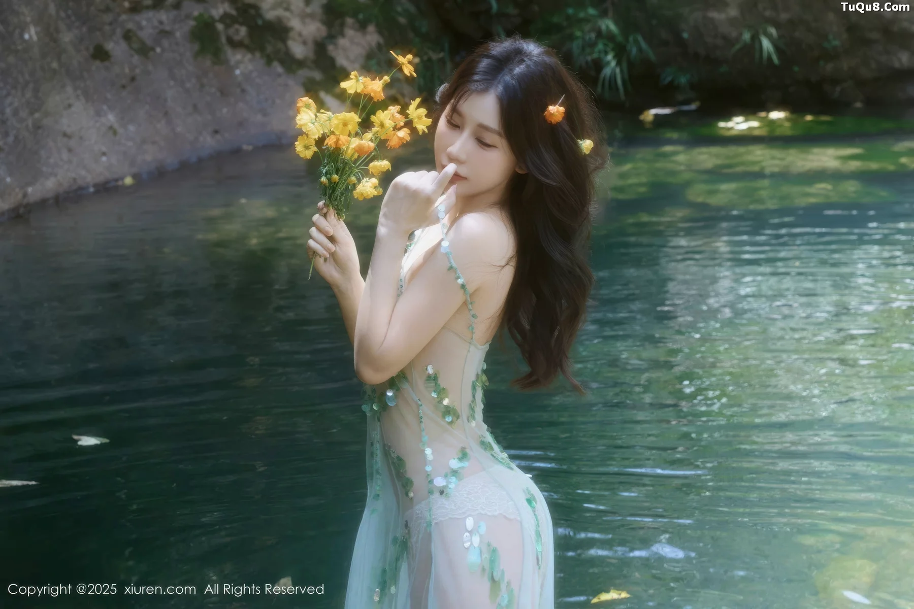 [[XiuRen秀人网]秀人网]No.10756_模特尹甜甜户外小溪性感薄纱亮片裙湿身秀丰腴身材惹火诱惑写真60P