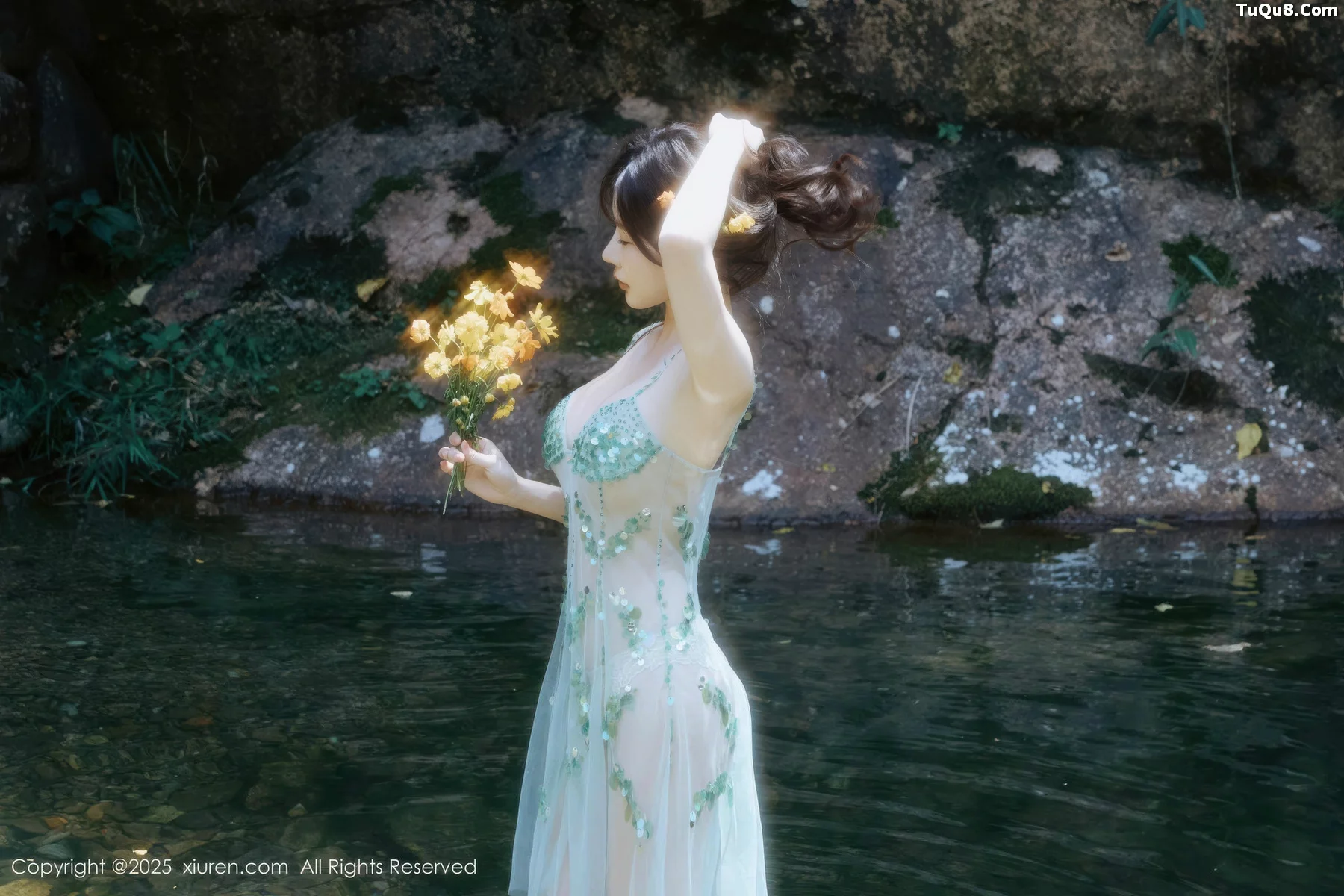 [[XiuRen秀人网]秀人网]No.10756_模特尹甜甜户外小溪性感薄纱亮片裙湿身秀丰腴身材惹火诱惑写真60P