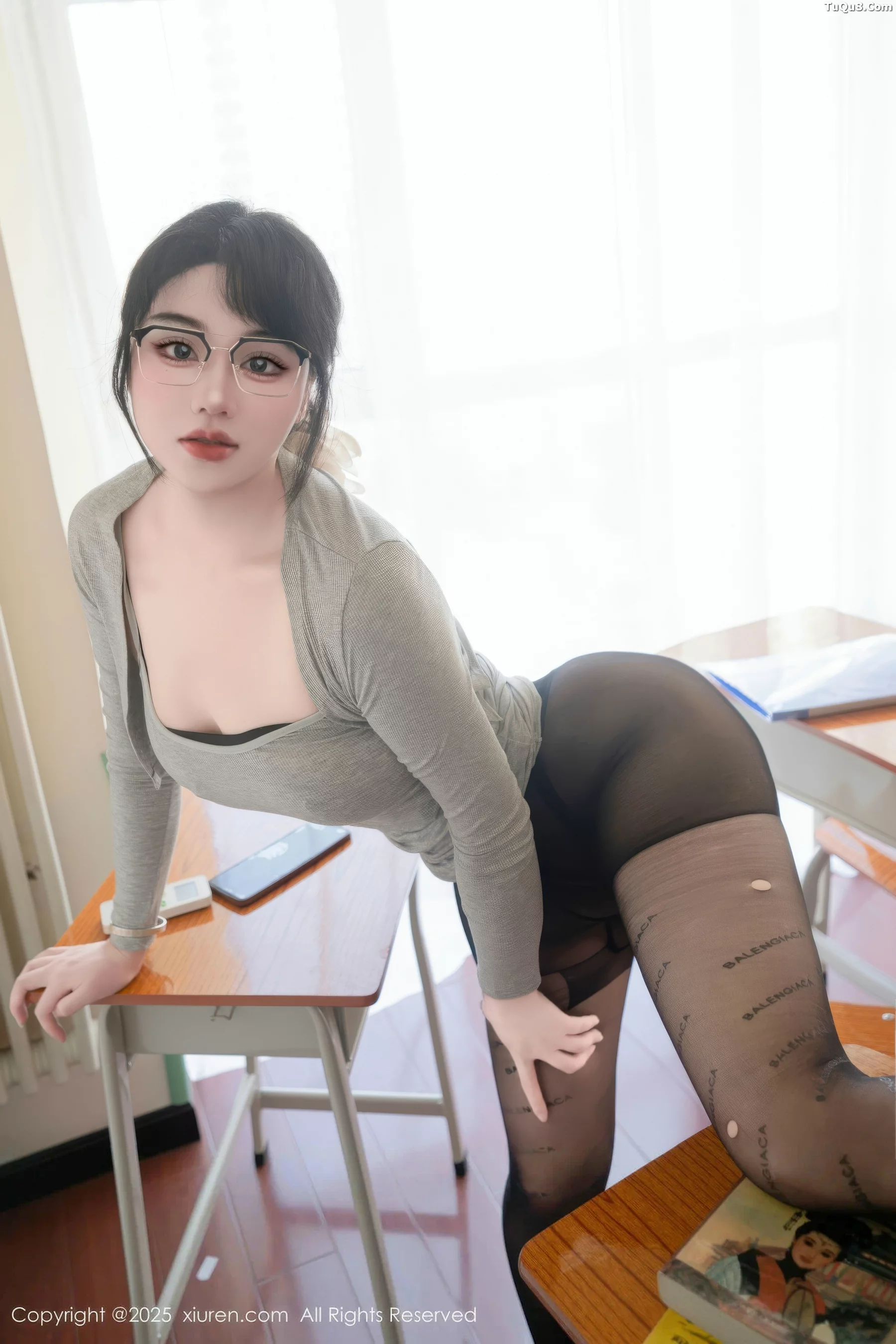 [[XiuRen秀人网]秀人网]No.10755_模特汐汐爱吃草莓性感黑色情趣内衣配超薄黑丝秀丰腴身材诱惑写真58P