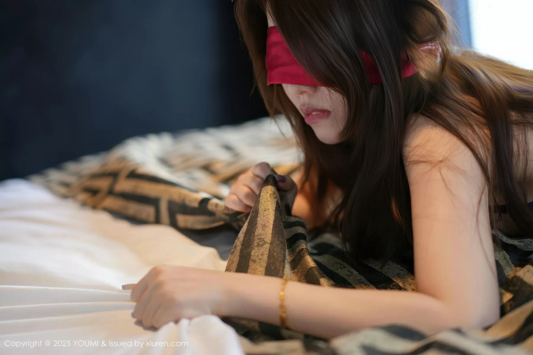 [YouMi尤蜜荟]Vol.1168_模特桃桃·夭夭twins性感OL服饰露紫色情趣内衣秀惹火身材诱惑写真82P